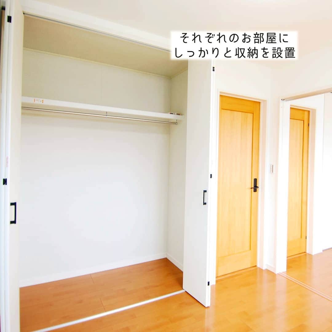 京都建物さんのインスタグラム写真 - (京都建物Instagram)「【お客様のお気に入りスポット】  可動間仕切りのあるお部屋は、お子様の成長や性別、人数に合わせて、どんなタイミングでも使い易い空間を実現します。  壁紙も2色のブルーを使い分けることで、それぞれのお部屋で個性は出しつつ統一感のある素敵な空間を演出しています。  お客様施工例より♪  お問い合わせはお気軽にどうぞ❤︎﻿ DMでも可能です☺︎﻿ ﻿ 【あなたの家それは世界で一番素敵な場所】﻿ ---------------------﻿ more phots...👉@kyototatemono_﻿ ---------------------﻿ ﻿ 地震に強く、暖かくて住み心地の良い、おしゃれな #マイホーム を建てたい！﻿ 今の住まいを自分の好みに建て替えたい！﻿ そんな方は、ぜひ#京都建物　にご相談下さい ↓プロフィール欄からHPに移動できます。﻿ ---------------------﻿ @kyototatemono_﻿ ---------------------﻿ #京都建物  #京都建物株式会社 #注文住宅  #自由設計  #京都新築 #宇治新築 #京田辺新築  #城陽新築 #宇治分譲地 #新築分譲地 #宇治市 #マイホーム  #子育て  #住まい  #新築  #新築一戸建て  #暮らし  #ナチュラル  #工務店  #マイホーム計画 #家づくり  #インテリア  #インテリア好き  #おしゃれな家  #京都分譲地  #住宅  #家  #子供部屋 #間仕切り #収納」3月24日 12時17分 - kyototatemono_