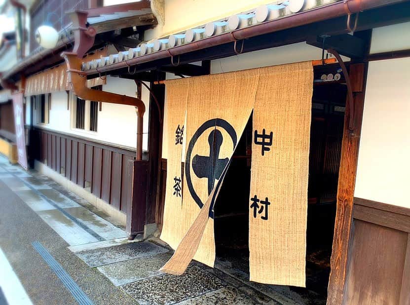 百合華さんのインスタグラム写真 - (百合華Instagram)「京都宇治にある老舗の甘味処『中村藤吉 宇治本店』にてスイーツタイム💕﻿ ﻿ 宇治の重要文化的景観に選定されている本店には優美な日本庭園があり、樹齢250年を超える『宝来船松』と御名前が付けられている縁起の良い大きな黒松がお出迎えしてくださります✨﻿ ﻿ やっぱり観光客が減っているのか並ばずにお席に座る事が出来て喜んでいたのですが、あっという間に店内は満席になりとってもラッキーな時間帯に来店しただけだったのカモww🦆🎶﻿ ﻿ 宇治本店でしか取り扱っておられない季節限定スイーツメニュー『まるとパフェ(春)』は、すんごく大きな竹筒にお抹茶系スイーツちゃん達と苺がぎっしりと詰まっていて百合譁の心を鷲掴み💋﻿ ﻿ 老舗の茶商ならではの深い味わいを堪能した後は、重要文化財に指定されている店舗でお茶のお土産を幾つか購入致しました🥰﻿ ﻿ 玉露の奥深さを仲良しのみんなにもプレゼント❤️ ﻿ ﻿ #japan﻿ #日本﻿ #kyoto ﻿ #京都﻿ #宇治﻿ #中村藤吉本店 ﻿ #中村藤吉﻿ #茶商﻿ #抹茶﻿ #抹茶スイーツ ﻿ #まるとパフェ﻿ #パフェ﻿ #parfait﻿ #期間限定﻿ #本店限定﻿ #日本庭園﻿ #黒松﻿ #宝来船松 ﻿ #重要文化的景観﻿ #重要文化財﻿ #建造物﻿ #老舗﻿ #玉露﻿ #奥深さ﻿ #present ﻿ #プレゼント﻿」3月24日 12時18分 - yurika.lovelily