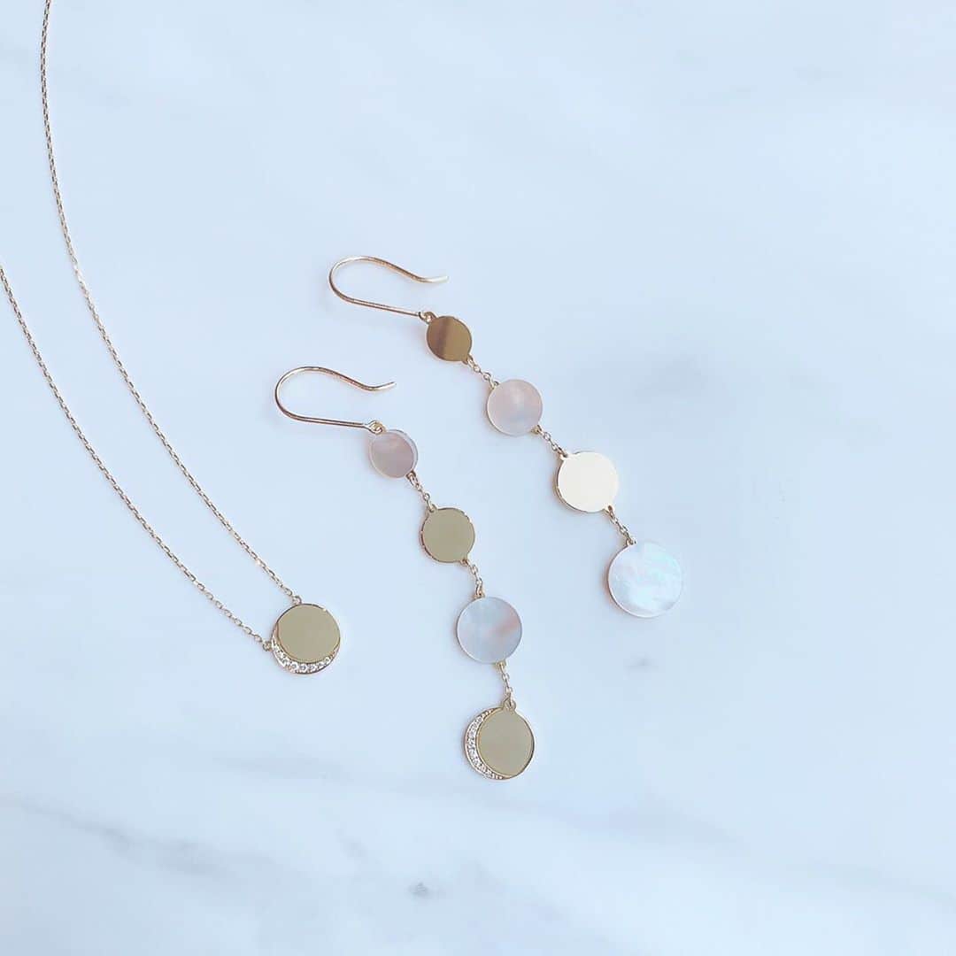のインスタグラム：「【AHKAH】 ルナエクリプスマザーオブパールピアス ルナエクリプスネックレス  明日からAHKAH 2020 Spring & Summer Collection " twilight moon "が発売開始です✨✨ 幻想的な世界観をぜひビジュースリークでご堪能ください🌙.*·̩͙ . #ahkah  #アーカー #アーカー新作  #新作コレクション  #ahkahネックレス  #ahkahピアス  #jewelry  #bijouxthreec #ビジュースリーク #新潟　#古町 #クラッシュアンドカンパニー」