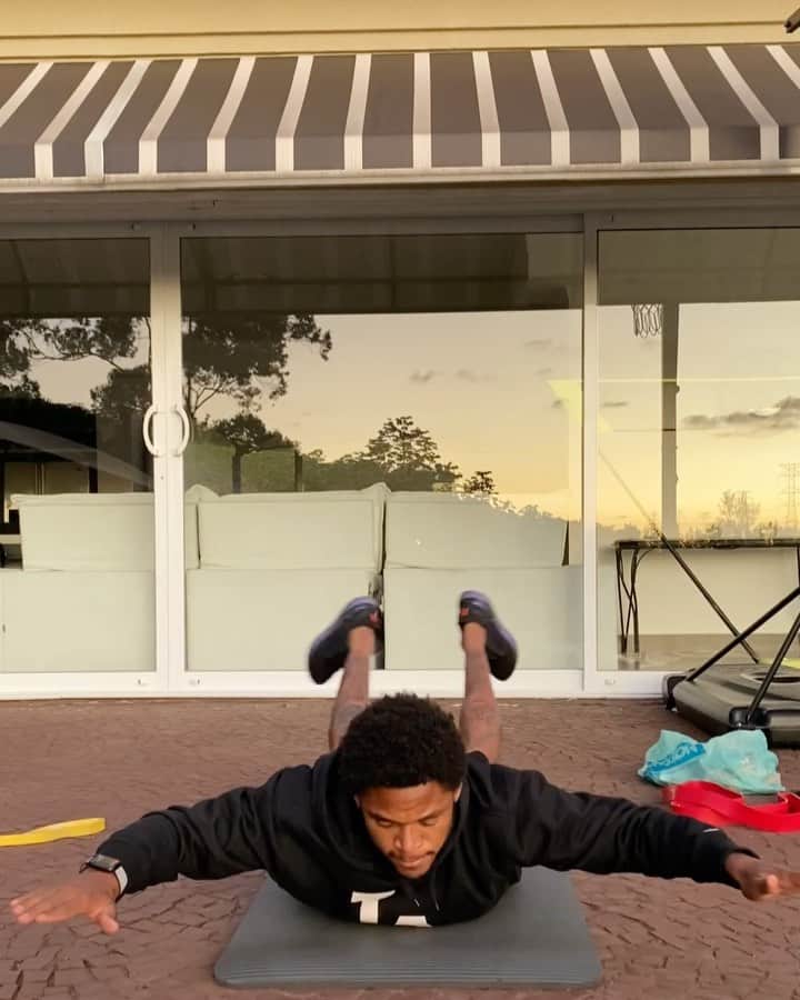 ルイス・アドリアーノのインスタグラム：「Fiquem em casa. Останься дома.  Stay home. Stare a casa. ♥️🙏🏾」