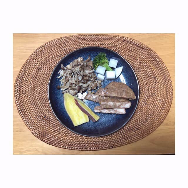 みのり(26)＠東京 ダイエットのインスタグラム：「お昼ごはん . #夜勤明け . サラダチキン 無限きのこ ブロッコリー 大根 さつまいも🍠 . . 夜勤明けた〜( ‾ω‾ ) 今日も疲れたけど、患者さんから 『お疲れ様、ゆっくり休んでね』 . っていわれて、ホッ🥱← . . 今、なんだかいい感じ❤️笑 がんばろがんばろ(*´o`*) . ◉ライザップ公認の紹介アンバサダーです。 〜紹介特典で、お安く入会できます〜 . ▶︎全国どの店舗でもOK ▷２週間のトライアルコースもあります(^_^)/ ▶︎カウンセリング予約前にご連絡ください . ◎入会やカウンセリングをお考えの方、 ご質問なども、DM✉️ください。 . ★トレーニング見学もできます★ . 📺RIZAP TVCM出演 🏅RIZAP BMG ファイナリスト2017.2018 . #rizap #ライザップ . #ダイエット #diet #ダイエット日記 #レコーディングダイエット #instadiet #ダイエット仲間募集 #ダイエッター #公開ダイエット  #昼ごはん #昼御飯 #lunch #昼ご飯 #昼食  #おうちごはん #糖質制限 #healthyfood #healthylifestyle」