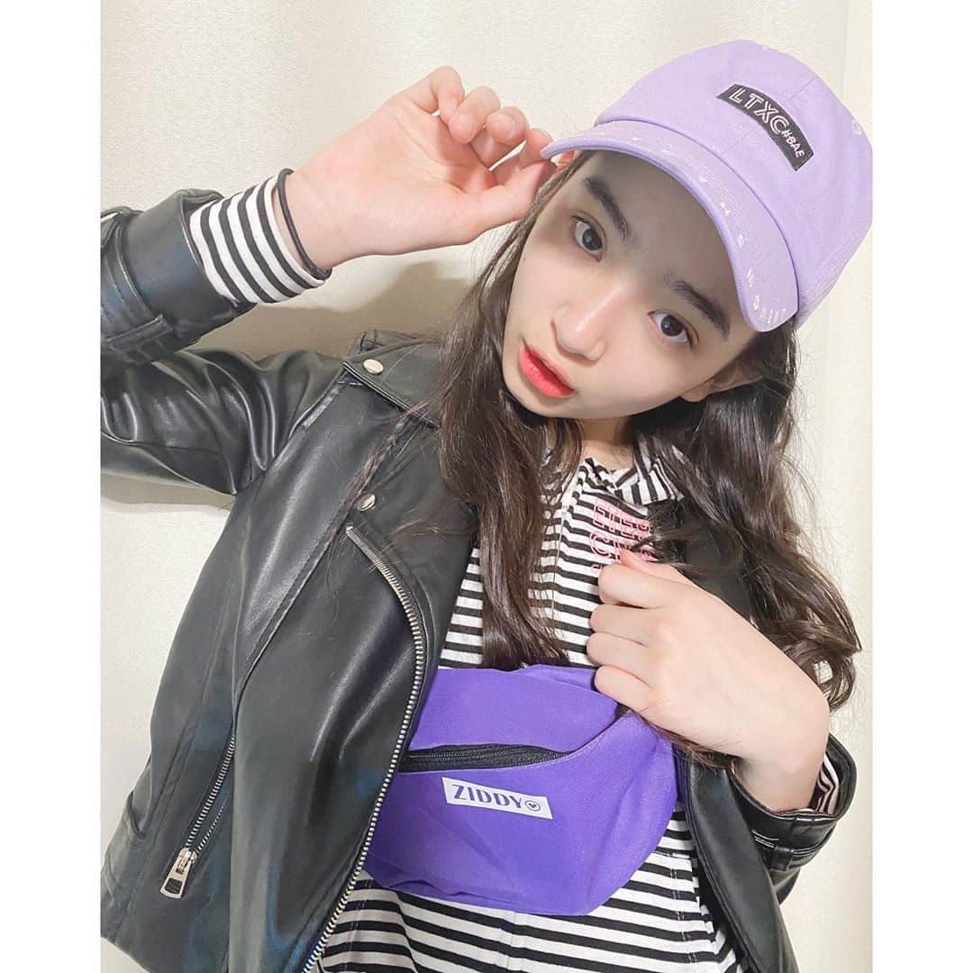 ニコ☆プチのインスタグラム：「プチモのふろくの使い方〜﻿ ﻿ ﻿ 今日はメイの使い方を紹介！﻿ ﻿ ﻿ めいは斜めがけにして紫のウエストポーチがアクセントになるように洋服のTOPは白、黒コーデにして薄紫のキャップを合わせて紫が主役になるようなカッコいいコーデにしてみました✨﻿ ﻿ ウエストポーチの中身はお気に入りの口紅と鏡と携帯を入れていてすぐ取り出したい物を入れてます😊お買い物しても両手が空くからとーっても便利だし、ウエストポーチが濃い紫色だからインパクトあってシンプルコーデに取り入れるのにとっても使えて、カッコよくてとってもお気に入りでヘビロテ中です！！﻿ ﻿ シンプルだから、これからバッチとかキーホルダーを付けてオリジナルにするのもいいですね❤️﻿ ﻿ ﻿ ﻿ #ニコプチ﻿ #ニコプチふろく﻿ #プチモのふろくの使い方﻿ #ニコプチふろくのある生活﻿ #付録バッグ﻿ #ジディー﻿ #ZIDDY﻿ #ふろく﻿ #本多萌愛」