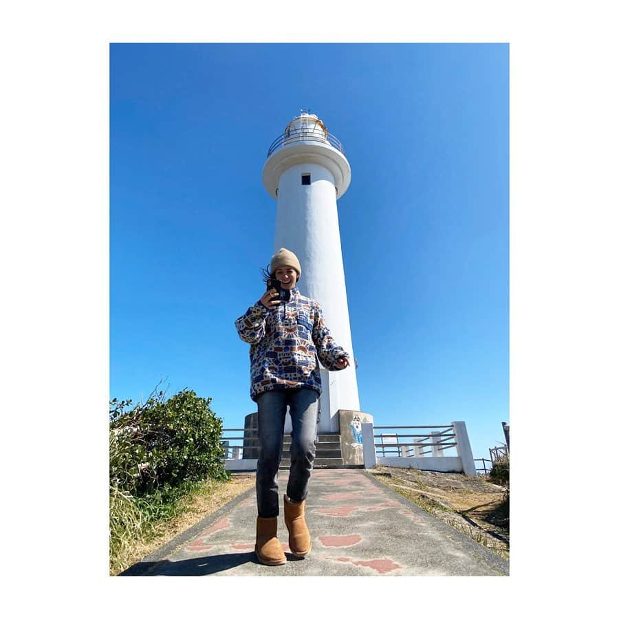 稲沢朋子さんのインスタグラム写真 - (稲沢朋子Instagram)「今こそ！灯台へ行こう👍 海を眺め澄んだ空気が通る高台で空の広さ海の広さを感じる✨ 灯台は最高なロケーション☺️ 幼い頃から灯台には縁がある私。 祖父の代からの家業が海上保安庁の管轄である灯台の仕事なのです なので小さい頃から祖父や父に連れられ行く場所は仕事場である灯台でした☺️ 海には必ず灯台がある！ 私も子供達を連れて海へ行くと近くの灯台へ車を走らせ立ち寄る事もある 代々の灯台愛です❤️ #灯台　#海上保安庁　#家業　#代々　#灯台愛　#最高のロケーション　#昔の灯台を残したい　#灯台好き #灯台巡り #灯台のある風景 #灯台好きな人と繋がりたい #灯台女子 #道標　#みちしるべ　#爪木崎灯台　#星　#月光　#指標」3月24日 12時40分 - ina_tomo