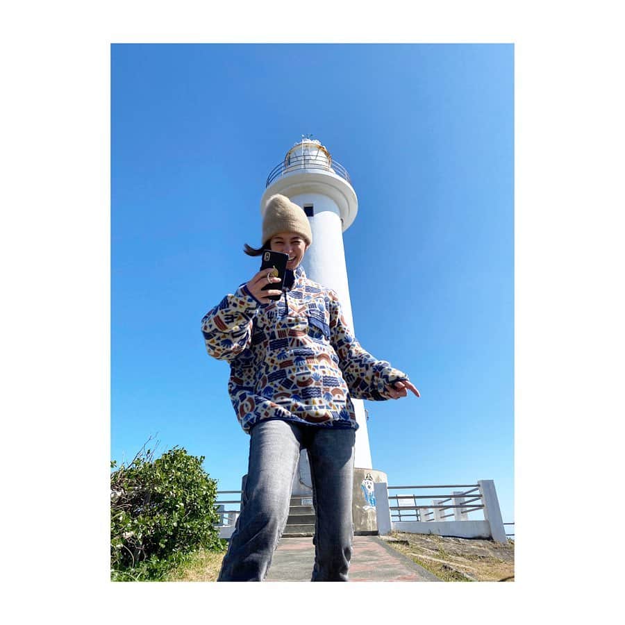 稲沢朋子さんのインスタグラム写真 - (稲沢朋子Instagram)「今こそ！灯台へ行こう👍 海を眺め澄んだ空気が通る高台で空の広さ海の広さを感じる✨ 灯台は最高なロケーション☺️ 幼い頃から灯台には縁がある私。 祖父の代からの家業が海上保安庁の管轄である灯台の仕事なのです なので小さい頃から祖父や父に連れられ行く場所は仕事場である灯台でした☺️ 海には必ず灯台がある！ 私も子供達を連れて海へ行くと近くの灯台へ車を走らせ立ち寄る事もある 代々の灯台愛です❤️ #灯台　#海上保安庁　#家業　#代々　#灯台愛　#最高のロケーション　#昔の灯台を残したい　#灯台好き #灯台巡り #灯台のある風景 #灯台好きな人と繋がりたい #灯台女子 #道標　#みちしるべ　#爪木崎灯台　#星　#月光　#指標」3月24日 12時40分 - ina_tomo