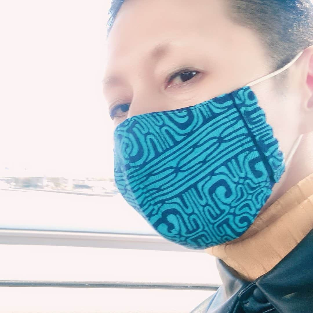 夏木マリさんのインスタグラム写真 - (夏木マリInstagram)「アイヌ文様のマスク！ 中々でございます〜  #ainu-siriki #pattern #surgicalmask #natsukirock #夏木マリ @mari_natsuki」3月24日 12時42分 - mari_natsuki