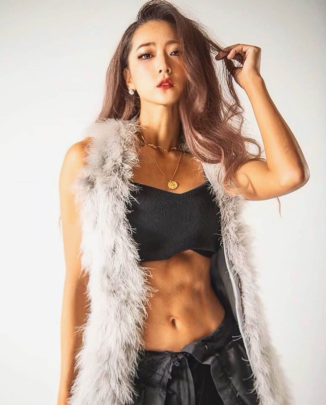 のインスタグラム：「毎日本当に色んな方に 支えて頂きながら生きてるんだなって 改めて感じる🙏 . 今ある環境も全てに感謝✨ まだまだ顔晴ろう🔥 . . . #fitness #korean #myunghae #model #fitnessmodel  #トレーニング女子 #筋トレ#筋トレ女子 #腹筋 #腹筋女子 #美尻 #桃尻  #ヒップアップ #トレーニング  #腹筋 #シックスパック #トレーニング #モデル #フィットネスモデル  #workout #training #fitgirl #bodymake」