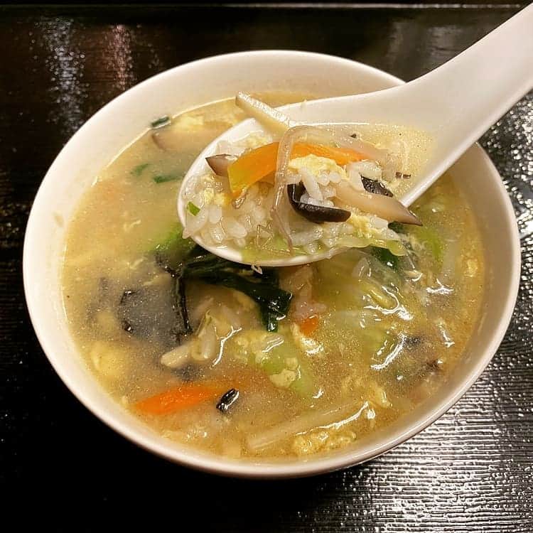 USAライス連合会さんのインスタグラム写真 - (USAライス連合会Instagram)「🥬＜野菜たっぷり中華ライススープ＞ . パラリとした食感の #カルローズ は、煮込んでもベタつかないからスープにぴったり！ 野菜がたっぷり摂取できる、さっぱり塩味の中華スープです。 👩‍🍳池袋駅西口から3分のカジュアルな中華バル『 #中華酒菜たなか @chuukashusai_tanaka 』にていただける、3月31日までの限定メニューです。 （ランチ、ディナーともに提供・580円税抜） . 🔶手包み餃子 中華酒菜たなか 池袋店 東京都豊島区池袋2-23-1 藤西ビル1F . . 🚩「スープ×カルローズ」フェアのメニューです！ 【 https://www.usarice-jp.com/soup_promotion/ 】 . . #スープに合う#おコメ#カルローズ米 #カリフォルニア米#アメリカ米#雑炊#中華雑炊#中華ライス#中華スープ#スープごはん#スープリゾット#シメ飯#池袋ランチ#池袋グルメ#池袋飲み#池袋中華#町中華#街中華#USAライス連合会#calrose#CalroseRice#CaliforniaRice#SoupWithRice##Ikebukuro」3月24日 12時47分 - usa_rice_jp