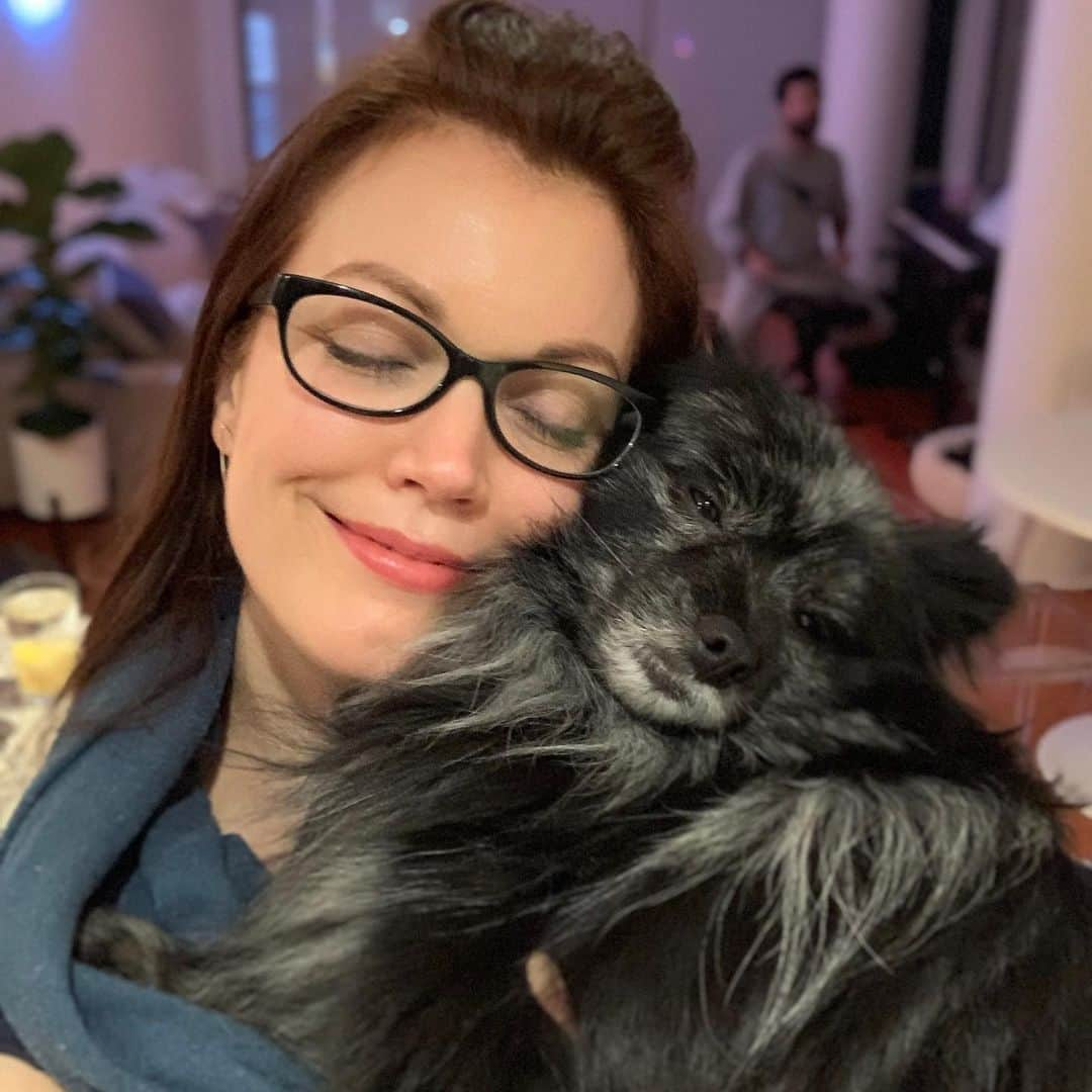 ベラミー・ヤングさんのインスタグラム写真 - (ベラミー・ヤングInstagram)「How did I almost miss #NationalPuppyDay ? I know he's 3 y/o, but my sweet Razor will always be a puppy to me. 🥰 Snuggle your furry babies extra much- physical contact matters, to your brain, to your heart, to your health. In this time when we can't really hug each other, hugging our pets might just get us thru. ❤️💗❤️💗❤️」3月24日 12時56分 - bellamyyoung