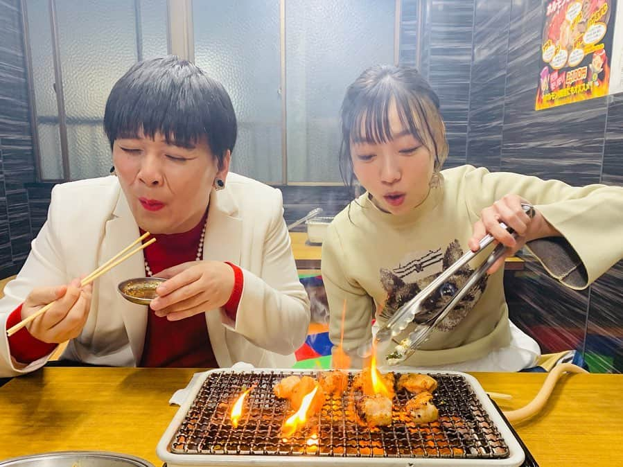 須田亜香里さんのインスタグラム写真 - (須田亜香里Instagram)「3月の毎週日曜日 中京テレビにて イッテQの後に放送されている5分間番組 【#ちょっと大阪まで】 3月22日放送分はホルモン食べました。 大変美味しかったです🤤 3月29日の最後の放送も美味しいもの食べてます🍦💕 .  #近鉄  #新型名阪特急ひのとり  #ひのとり (@hinotori_80000)  #また乗りたい  #日帰り旅  #大阪グルメ  #鶴橋  #焼肉ホルモン空  #ホソ  #ぷりぷりホルモン  #ごちそうさまでした  #mrシャチホコ さん  #実は年下  #ベテラン感半端ない」3月24日 12時58分 - akarisuda