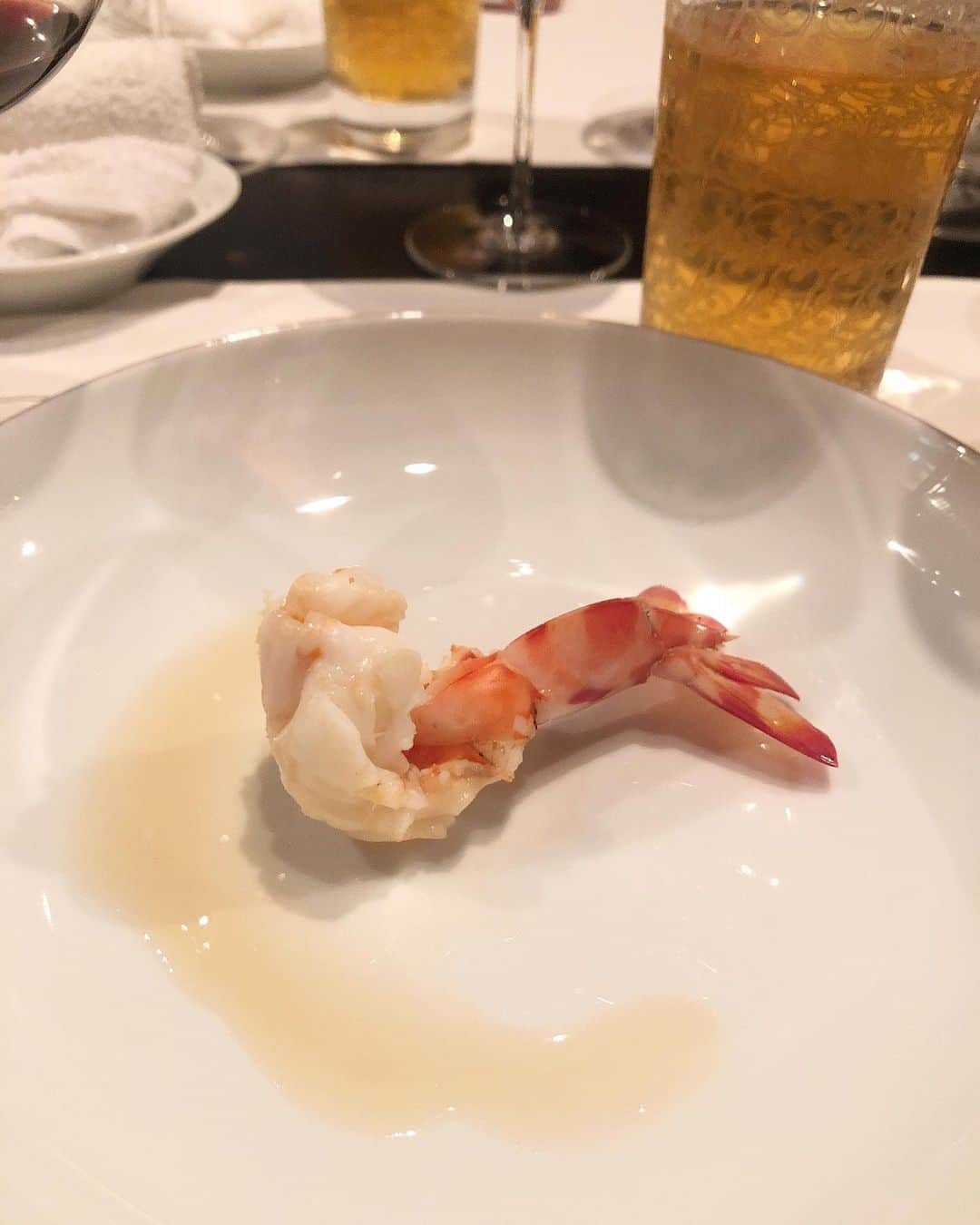 浦田麻緖さんのインスタグラム写真 - (浦田麻緖Instagram)「前菜がart🥢味はもちろん❗️見た目が綺麗〜✨✨✨ そして今はもう時期じゃない上海蟹が頂けると言う‼️どう言う事だ‼️🤤🤤🤤 4カ月も紹興酒に漬けていたそうです🤭なんと素晴らしい🥺✨✨ ４ヶ月上海蟹を堪能させて頂きました🤤感謝感激雨あられ...🙏🙏 #小熊飯店　#シャオションハンテン #上海料理　#北参道　#ミシュラン二つ星　#上海蟹　#フカヒレ #感謝感激　#グルメ　#ワイン #隠れ家的レストラン　#tokyo」3月24日 13時20分 - mao.urata