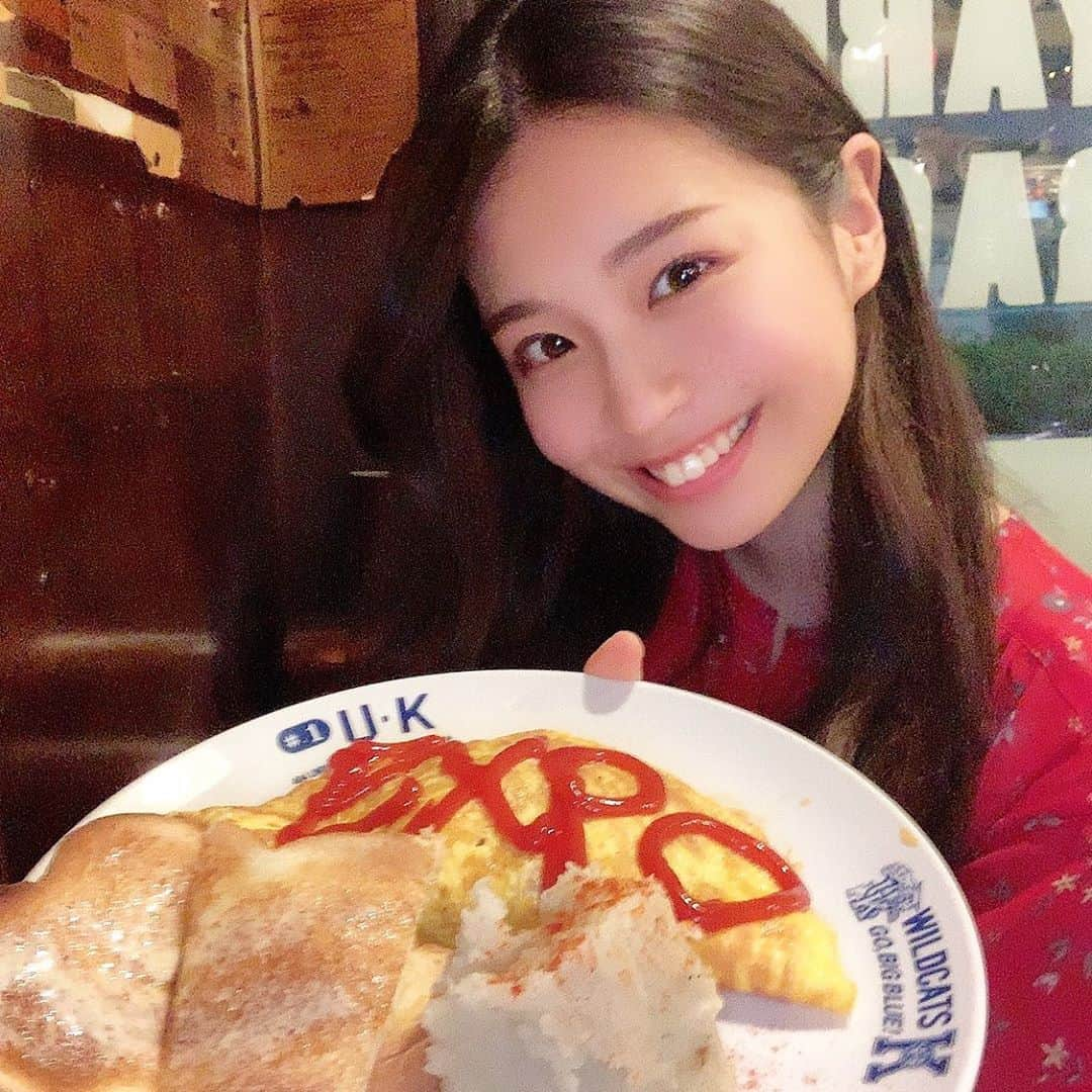 米山珠央さんのインスタグラム写真 - (米山珠央Instagram)「. 23時ごろでも店内は大盛況🤗🎉 数多くあるメニューの中から 『エキスプレスオムレツ』を頼みました〜！ . #オムレツ #マッシュポテト #トースト が 盛られたプレート🍽美味しくて大量なので 食べ終える前に満腹…でも#完食 🐷笑 #ごちそうさまでした . . . #大阪 #大阪旅行 #大阪グルメ #大阪カフェ #グルメ女子 #グルメ好きな人と繋がりたい #カフェ好きな人と繋がりたい #カフェスタグラム #カフェ巡り #ワンプレート #ディナー #たまおかふぇ #osaka #cafe #gourmet #food #yummy #instafood #instayum #ukcafe #omelette」3月24日 13時25分 - tamao_17no1