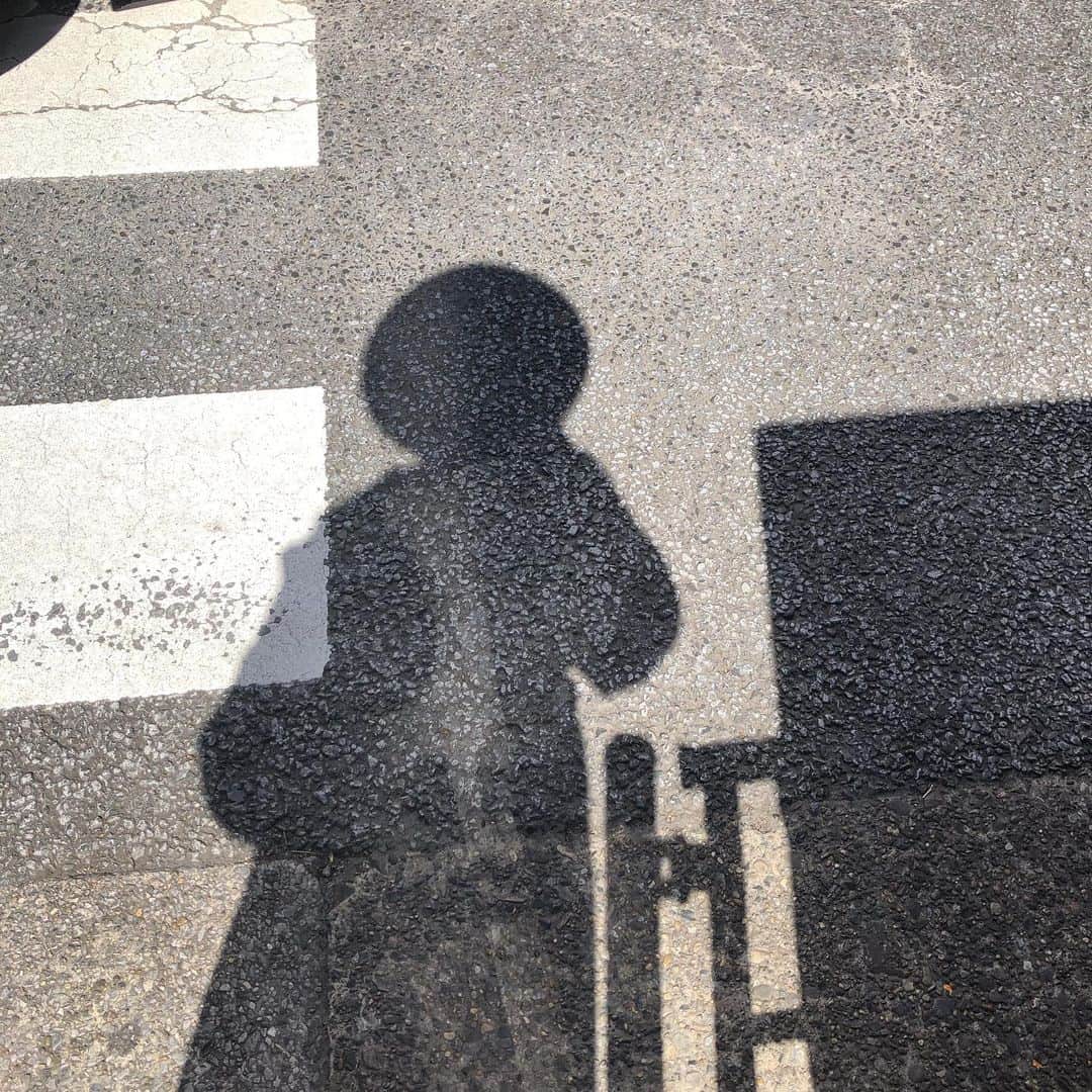 濱田マサルさんのインスタグラム写真 - (濱田マサルInstagram)「タクシー待ってたら  少し手前で、、乗られた  時の陰😩💦」3月24日 13時47分 - hamadamasaru