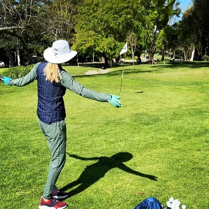アンナ・ローソンのインスタグラム：「Working that @pxg sugar daddy wedge! #doingthings #6feetapart #royalholmby」