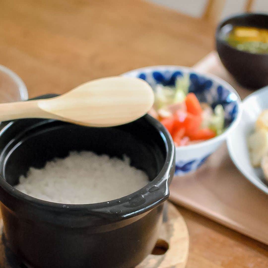 北欧、暮らしの道具店さんのインスタグラム写真 - (北欧、暮らしの道具店Instagram)「人気の土鍋が、2サイズそろって久しぶりの入荷です！ . - - - - - - - - - - - - 一度使ったら手放せない！ とびきりおいしいごはんが カンタンに炊ける土鍋が、 HARIOから再入荷しました！  普通の土鍋で炊くときのように、 火加減を調節しなくてもいいのが 嬉しいポイント。  吹きこぼれも起きにくい デザインになっているんです。  ガラスのフタからは中が見え、 フタにホイッスルが機能がついているので 沸騰すると鳴って、炊き上がりを 知らせてくれますよ〜◎ . 白ごはんはもちろん、炊き込みご飯も とっても美味しく炊けるのでおすすめです🍚✨ . - - - - - - - - - - - - HARIO/ハリオ/炊飯用土鍋(１合用・３合用) . ▶ こちらのアイテムを詳しく知りたい方は「写真内のタグをタップ！」してみてください♪ . ▶︎ プロフィールのリンクからも、お値段・サイズなど詳しい情報をご覧いただけますよ。→@hokuoh_kurashi . #kitchen#kitchendesign#kitchenware#food#foodstagram#rice#ricecooker#nabe#HARIO#土鍋#ごはん#ハリオ#炊飯#かんたんごはん#ディナー#蒸し器#新米#今日のごはん#シンプル#シンプルライフ#シンプルデザイン#暮らしを楽しむ#日々の暮らし#北欧#暮らし#北欧暮らしの道具店」3月24日 13時56分 - hokuoh_kurashi