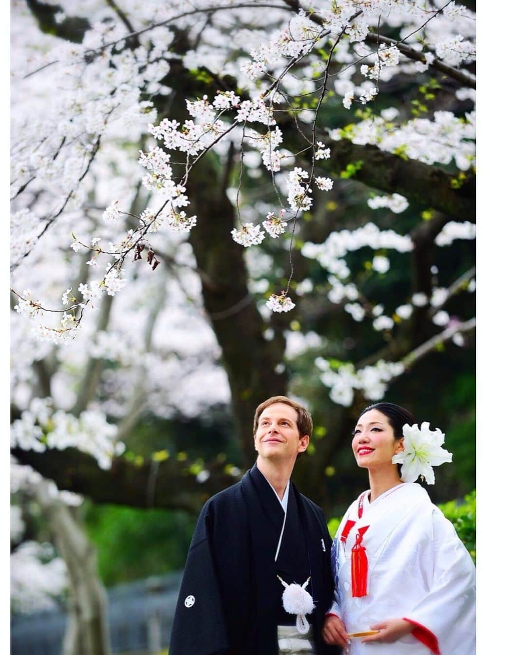アンミカさんのインスタグラム写真 - (アンミカInstagram)「7年前の今日、旦那様　@theodoremillertokyo  と結婚式を挙げました💒 。 例年より桜の開花が早く、満開の日に式を挙げられて、天へ感謝しました🌸 。 "ありがとう"が多い、心温まる家庭を築けているのは、理解あり優しく穏やかな旦那様のお陰様です💗 。 何事も当たり前にならないよう心掛け、これからも互いに早く帰宅したくなる癒しの家庭になるように、互いに思いやり、信頼を築いて行きたいと思います😊 。 これからも互いの違いを面白がる、そして許し合い理解し合う二人でいたい。。 。 至らない私ですが、どうぞ宜しくお願いします😊 。 #結婚式記念日💒 #8年目に突入します。 #天国の母が大好きだった百合の花を頭に挿して💠 #私の誕生日前日の天国の父の誕生日に式をあげました💒 #hllspdをこれからも毎日語り合います❣️ #旦那様がヒゲがない頃が新鮮！ @theodoremillertokyo」3月24日 13時59分 - ahnmikaofficial