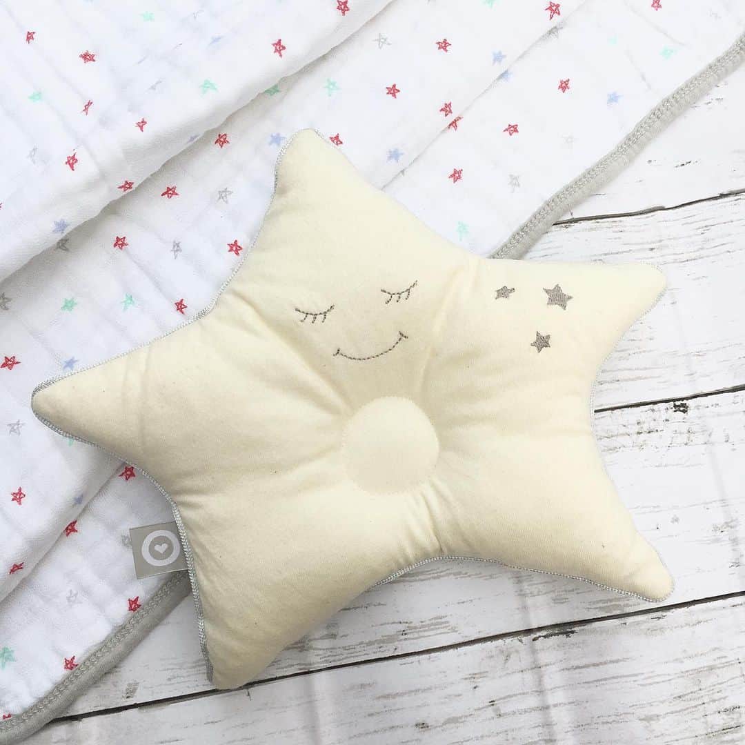 blossom39_officialのインスタグラム：「・ 赤ちゃんの毎日の健やかな眠りに☆彡  ふわふわのベビーピローは、抱っこ枕としても使える２Way仕様。  生まれたばかりのデリケートなお肌の赤ちゃんに触れる部分は、オーガニックコットン１００％の日本製で、とっても安心。  汗っかきの赤ちゃんの汗をしっかり吸収してくれた後は、お家で洗えるので衛生的です。  優しい色味と可愛らしい見た目に、癒し力も抜群♡ギフトにもおすすめです。  #ベビーピロー#抱っこ枕#赤ちゃんのいる生活#blossom39#ブロッサム39」