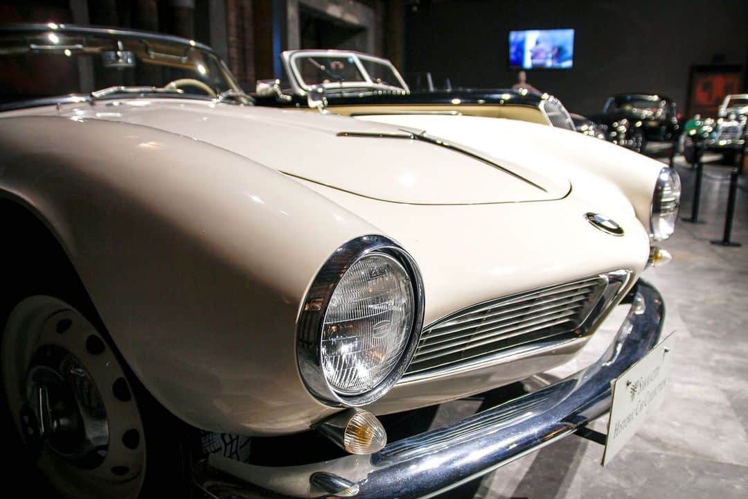 GLIONMUSEUM（ジーライオンミュージアム）さんのインスタグラム写真 - (GLIONMUSEUM（ジーライオンミュージアム）Instagram)「2020/03/24﻿ ﻿ 【GLION MUSEUM　休館中のクラシックカー紹介】﻿ ﻿ ▽BMW 507　Roadster 1958年式﻿ 『世界でもっとも美しいロードスター』と呼ばれた507は、その上品な曲線美のフォルムのみならずその性能までもが魅力的だと知られています。﻿ 大戦後に経営が困難だった時期に、BMWらしさを貫き通して誕生した、誇り高きロードスター。﻿ あの世界中の多くの人を魅了したアメリカのロックスター、エルヴィス・プレスリーをも虜にしたクルマのひとつです。﻿ ﻿ GLION MUSEUMでは、堺市ヒストリックカー・コレクション様よりお預かりしているBMWの名車の数々を展示させて頂いております。﻿ ご来館の際はぜひじっくりとご覧ください。﻿ ﻿ ﻿ ≪GLION MUSEUM　4月からの営業日に関して≫﻿ ﻿ GLION MUSEUMは新型コロナウイルスの感染拡大防止の為、3月6日（金）より臨時休館させて頂いておりましたが、4月より営業日を縮小して再開することといたしました。﻿ 営業時間に変更はございません。﻿ ﻿ - - - - - - - - - - - - - - - - - - - - - - - - -﻿ ■GLION MUSEUM　4月からの営業日に関して﻿ 金・土・日・祝日のみ﻿ ﻿ その他の赤レンガ施設内店舗に関しては以下のとおりでございます。﻿ ﻿ ■ @akarenga_steak_house ﻿ 4月金、土、日、祝及び以下の日程のみ営業﻿ 1日（水）、7日（火）、15日（水）、23日（木）、28日（火）﻿ ﻿ ■ @lavie1923.cafe  @lavie_1923  4月木・金・土・日・祝（昼・夜どちらも）﻿ 30日（木） 振替休業﻿ ※29日（水）は祝日のためOPEN﻿ ﻿ ■ @glionshowroom  通常通り営業﻿ ﻿ ■ @akarengawedding  通常通り営業﻿ ﻿ なお、今後の状況により上記内容に関しては急遽変更する場合がございます。﻿ 随時SNSやHPでご案内させて頂きますので、何卒ご理解とご協力をお願い申し上げます。﻿ 1日も早い終息を、心よりお祈り申し上げます。﻿ ﻿ GLION MUSEUM(ジーライオンミュージアム)﻿ 大阪市港区海岸通り2-6-39﻿ HP https://glion-museum.jp/﻿ ﻿ Adress﻿ 2-6-39 Kaigan-dori, Minato-ku, Osaka-shi﻿ ﻿ TEL﻿ 06-6573-3006﻿ ﻿ ﻿ #glionmuseum﻿ #ジーライオンミュージアム #大阪築港赤レンガ倉庫  #クラシックカー  #carphotos  #lifestyle  #vintage  #vintagecars  #天保山  #大阪港  #redbrick  #warehouse  #ヴィンテージ  #車 #赤レンガ  #赤レンガ倉庫 #historiccars﻿ #classiccars﻿ #classiccar #ig_japan﻿ #車のある風景﻿ #車好きな人と繋がりたい﻿ #旧車﻿ #bmw﻿ #bmw507」3月24日 14時11分 - glionmuseum