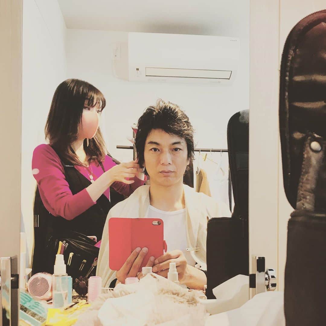 吉田ヒトシのインスタグラム：「久々の撮影。  ヘアメイク中。  #ファッション  #ヘアメイク #view #吉田ヒトシ #officeYOSHIDA #美祐学園」