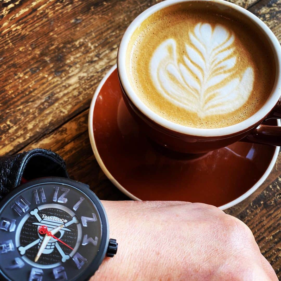 鈴木みのるさんのインスタグラム写真 - (鈴木みのるInstagram)「We don’t stop playing because we grow old; we grow old because we stop playing.  #coffeetime  #tendencewatch  #onepiece  いい歳してワンピースかよ…いい歳して海賊？…いい歳して夢見てんなよ…。ふ〜ん…おまえらは何が楽しくて生きてるんだ？　まわりの人間の評価か？　集団から外れることを恐れすぎてないか？　誰かの正解を自分の正解と勘違いしてないか？　自分が良いと思ったことは、いつだって胸を張って「良い！」と言える様に生きていたい。一番大事なことは、誰にも相談しないで自分で決める様にしている。自分の心を疑わない。それに…オレは誰かを指差す為の指は持っていない。。。」3月24日 14時22分 - suzuki.d.minoru