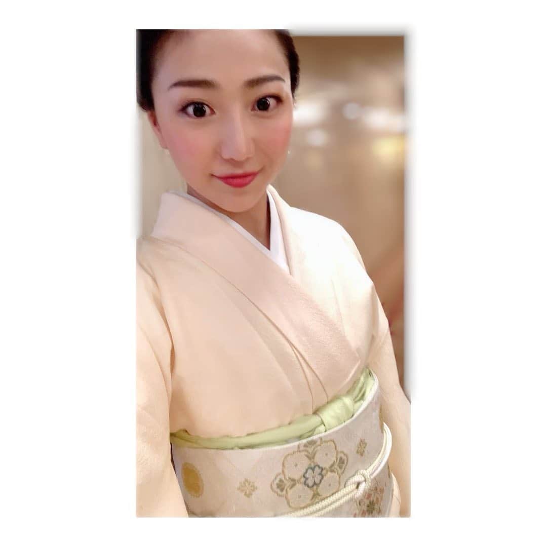 透水さらさのインスタグラム：「先日、やっと着物をきれました👘 毎月着る！とストーリーで宣言したのですが先月はイベント自粛、、、こちらはとりあえず着たという感じですが、お気に入りの帯でウキウキです🥰 #色無地#薄いベージュ#着物#kimono #帯揚げは雪組カラー #セルフヘア#和装ヘア #なぜか女将感 #それかオカン感 #自撮りだと逆になりますね #雪組#雪組愛　 #着物好きな人と繋がりたい  ちゃんと写真撮ればよかった、、ブレブレ 色無地は使いやすくて最近お気に入りです！」