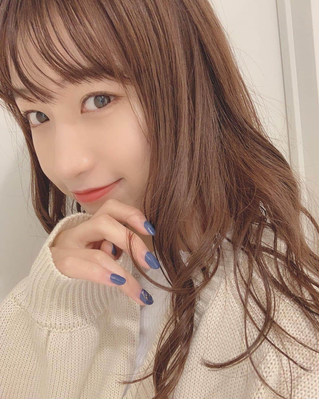 鈴木えりかのインスタグラム：「. もうそろそろネイル変えにいく💅🏻☺︎ . . . . #ゆるまき #巻き髪 #濡れ髪 #selfie」