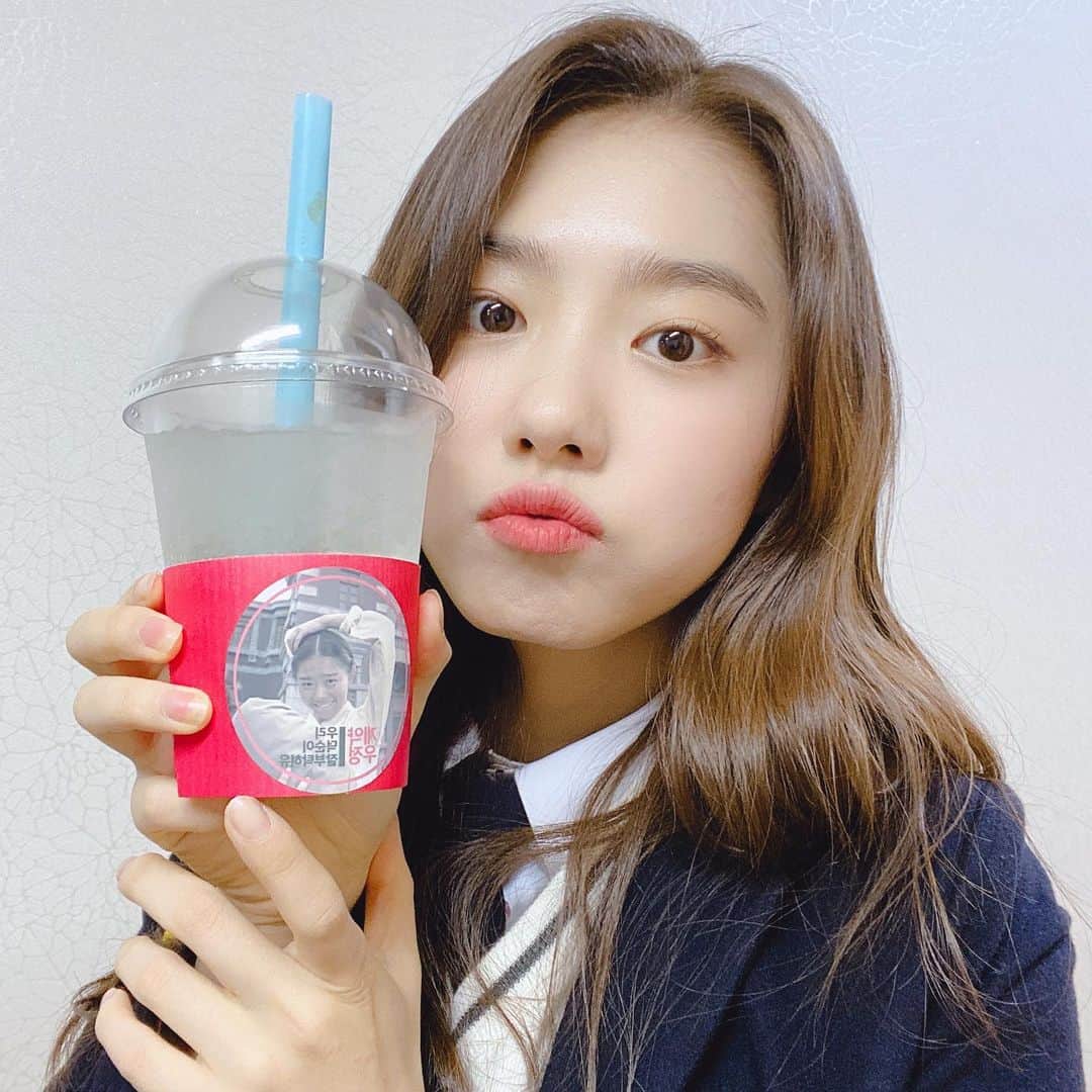 キム・ソヘ（I.O.I）さんのインスタグラム写真 - (キム・ソヘ（I.O.I）Instagram)「깜짝 커피차라니ㅜㅜㅜㅜㅜㅜㅜ 황승기 감독님 감사합니다! PS. 덕순이 이제 학교도 댕기구  글도 잘 써유🥺 더 열심히 할게유😋꼭!」3月24日 14時20分 - s_sohye