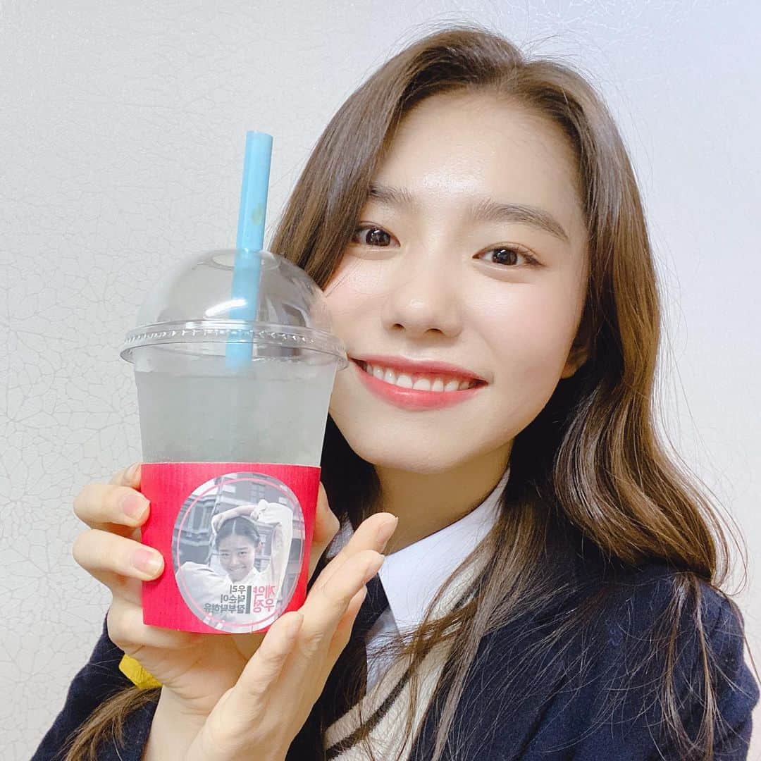キム・ソヘ（I.O.I）さんのインスタグラム写真 - (キム・ソヘ（I.O.I）Instagram)「깜짝 커피차라니ㅜㅜㅜㅜㅜㅜㅜ 황승기 감독님 감사합니다! PS. 덕순이 이제 학교도 댕기구  글도 잘 써유🥺 더 열심히 할게유😋꼭!」3月24日 14時20分 - s_sohye