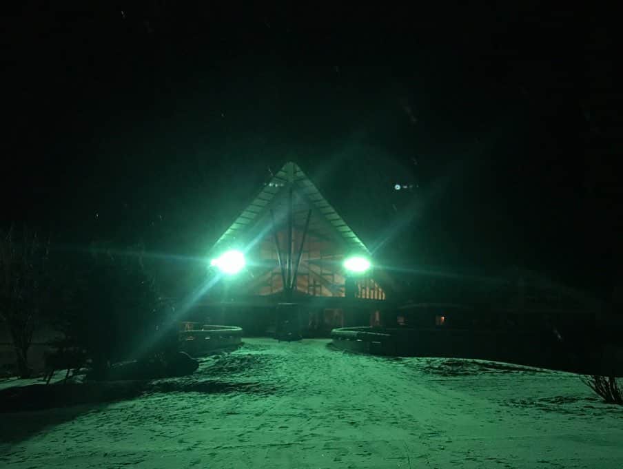 名越涼子さんのインスタグラム写真 - (名越涼子Instagram)「先月の奥志賀高原旅。 昼間のパキッとした清々しい雪と違って 夜の雪景色は幻想的そのもの☃️ ・ ・ ・ 「....シーン」 と音が聞こえてきそうなほど静寂な夜..... でもはしゃぎたい遊び盛りで 最終的にこんな感じに仕上がりました。  一一一一一一一一一一一一一一 #奥志賀高原#奥志賀高原スキー場 #スキー#スキー場#ski#skiing #wintersports#春スキー#snow #okushiga#okushigakogen #⛷#スキー女子#ゲレンデマジック#nagano#長野 #雪山#スキー旅 #女子旅#女旅#trip #奥志賀高原ホテル　 #雪景色#beautiful #犬と泊まれる宿 #最高の宿 #いい旅夢気分#nicepic」3月24日 14時41分 - nagoshi_ryo