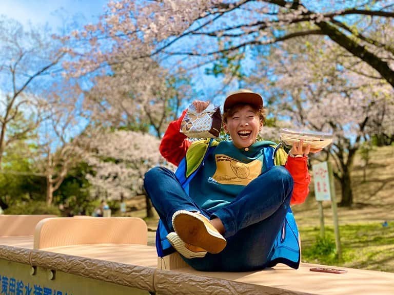 ひなたのインスタグラム：「高級品の銀タコ明太子マヨ8個と、ミスドを両手にもって嬉しそうすぎるザリガニ大好き少年。 『後ろの桜は五の次♡』って言ってます。  みんな買い物とか行った際は手洗いうがいしっっかりするんやで！  #お花見 #銀タコって外カリカリが普通なん？」