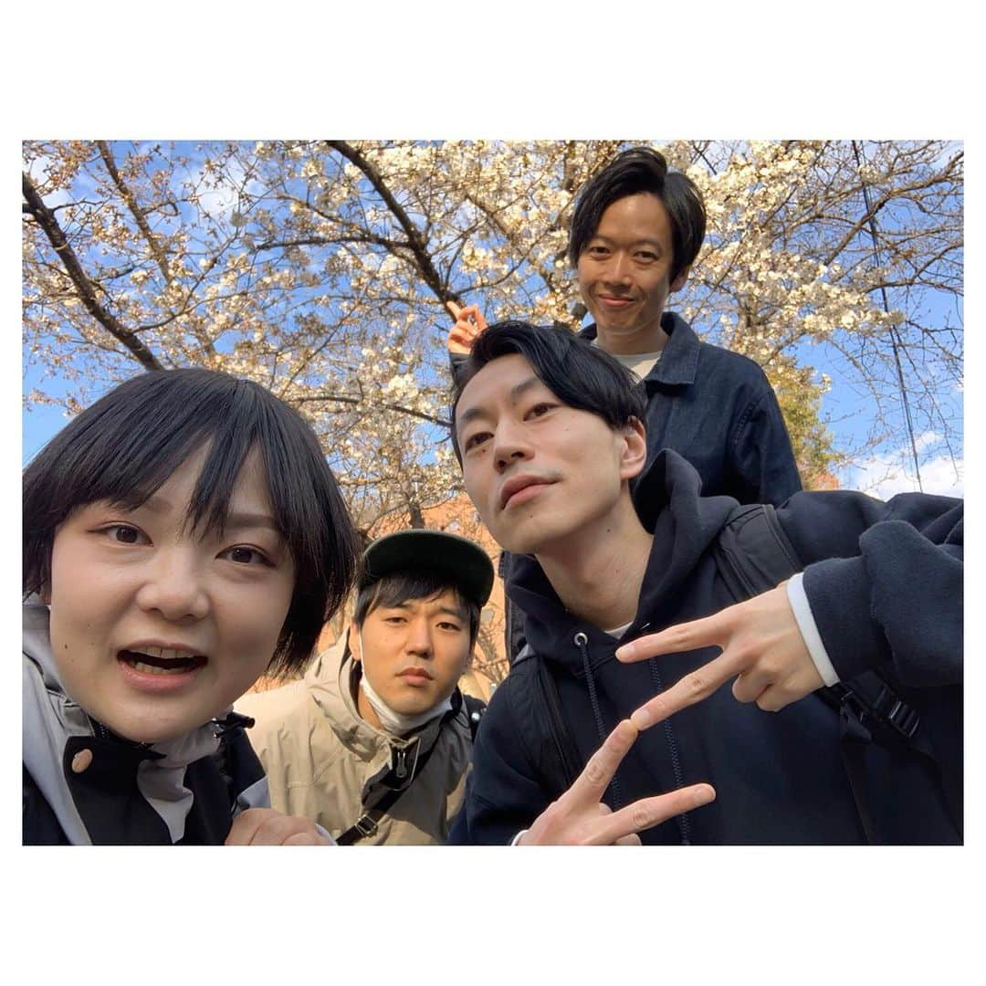 藤本聖さんのインスタグラム写真 - (藤本聖Instagram)「素敵な花でも咲かせやがれ. . 昨日はあのじゃじゃ馬ムスメ（蛙亭岩倉）が4月から東京に進出するということで送別ランチ会. . 年中思春期こじらせ男（清友）も誘い3人で飯食ってたら、窓から弁当の入ったビニール袋片手にクロックスの日常感ハンパない小坊主（ヒガシ逢ウサカ今井）が覗いてやがった. . ランチ終わりに公演でだべってたら、岩倉がこの世で一番興奮する男（ジソンシン酒井）もたまたま通りがかったぜ. . 奇跡だらけの素敵な昼下がり. . 行ってらっしゃい岩倉. . . . #弁当の入ったビニール袋片手に」3月24日 14時56分 - kasoku_mossan