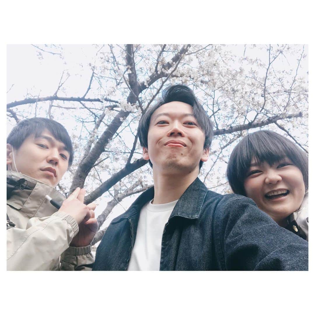 藤本聖のインスタグラム：「素敵な花でも咲かせやがれ. . 昨日はあのじゃじゃ馬ムスメ（蛙亭岩倉）が4月から東京に進出するということで送別ランチ会. . 年中思春期こじらせ男（清友）も誘い3人で飯食ってたら、窓から弁当の入ったビニール袋片手にクロックスの日常感ハンパない小坊主（ヒガシ逢ウサカ今井）が覗いてやがった. . ランチ終わりに公演でだべってたら、岩倉がこの世で一番興奮する男（ジソンシン酒井）もたまたま通りがかったぜ. . 奇跡だらけの素敵な昼下がり. . 行ってらっしゃい岩倉. . . . #弁当の入ったビニール袋片手に」