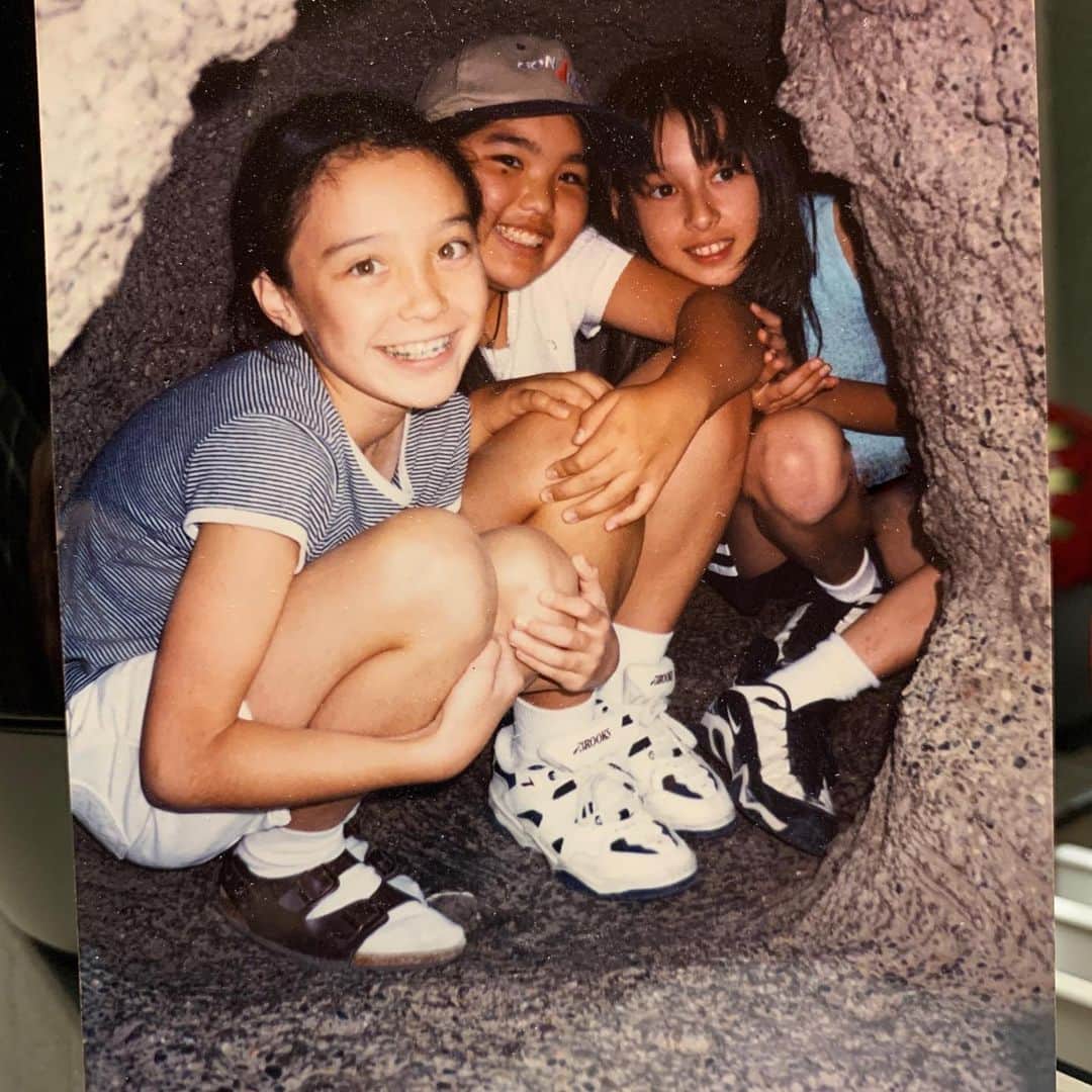 エミ・マイヤーのインスタグラム：「A tomboy gem 💎from being 10. Braces, #Birkenstocks , and socks, like a true #Seattlelite Thanks for finding this #sisterfromanothermister 👯‍♀️シアトルの補習校の仲間から送られて来た〜💕10歳の頃かなぁ　#おてんば娘 #girlfriends」