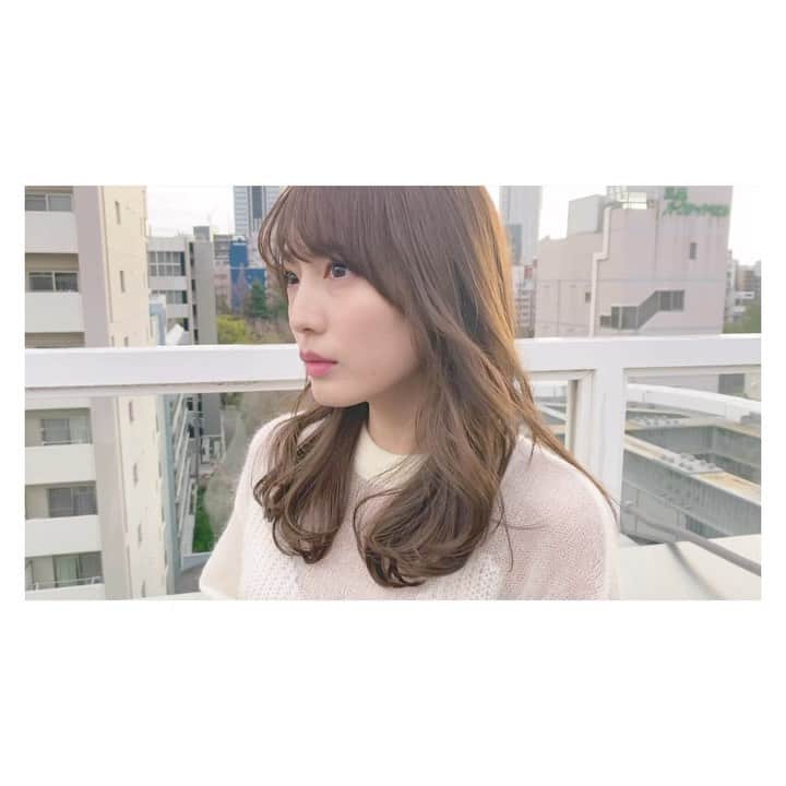 前原穂高のインスタグラム：「風が強いけどロケは気持ちいいよね〜😍春になってきたね✨️ ㅤㅤㅤ また今年の春も沢山のヘアチェンジを担当させていただけるように技術磨いていかなきゃ🙌 ㅤㅤㅤ  #ロング #美容室Violet #美容師 #表参道  #栄 #横浜 #美容室 #表参道美容室 #横浜美容室 #栄美容室 #ヘア #人気ヘアスタイル #ヘアスタイル #ヘアアレンジ #ヘアカラー #ヘアメイク #ヘアカタログ #hair #hairstyle #髪型 #あざと毛 #ほだかっと #ほだからー #前原穂高 @violet_hairsalon」