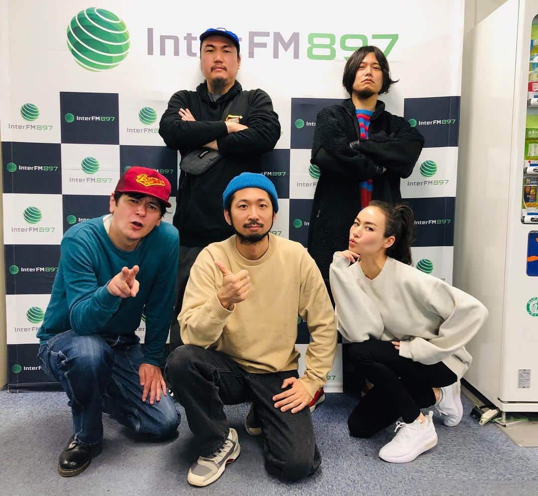 のインスタグラム：「1組のゲストはSPECIAL OTHERSでしたー！！ 5年ぶりのニューアルバム「WAVE」からタイトルトラック「WAVE」もしれっと初解禁！！笑  番組の開始当初から本当にありがとうございましたー！！ #ジョージとシャウラ #interfm897 #SPECIALOTHERS」