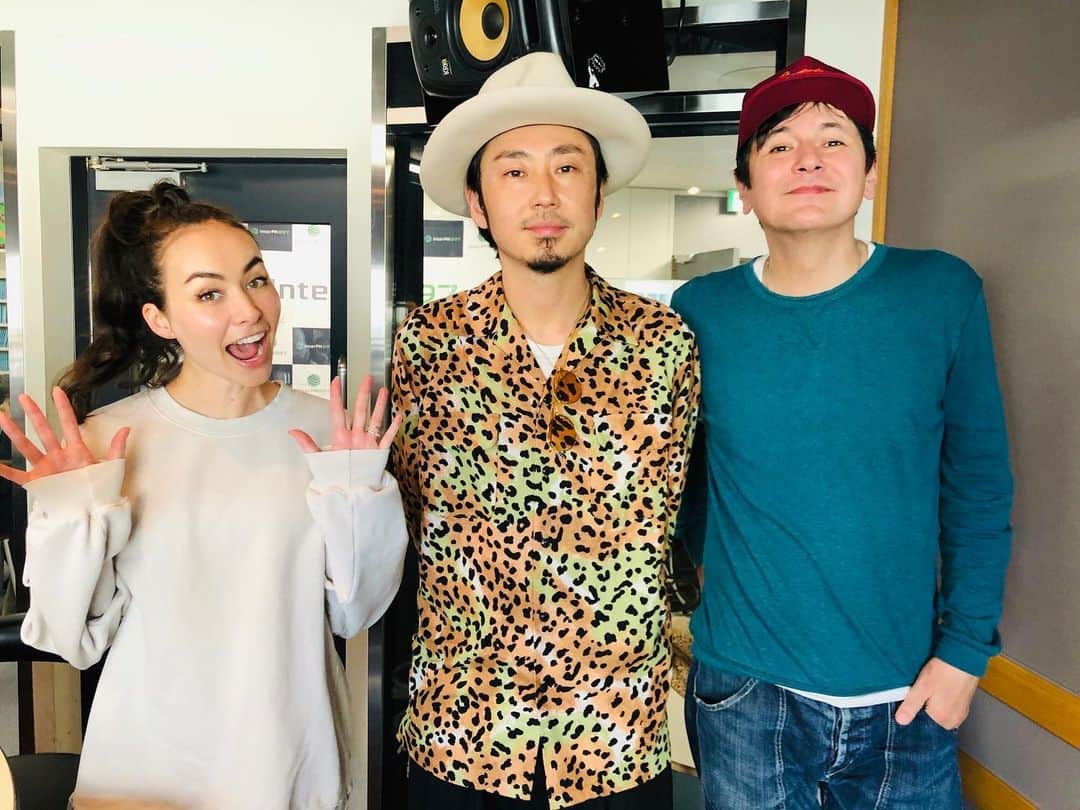 のインスタグラム：「2組目のゲストはACIDMAN の大木伸夫さんでしたー！！ 番組終了ということで急遽来てくれました！！ そして新曲「灰色の街」をRSG!!だけの独占OAまで！！ 大木さんありがとうございましたー！！ #ジョージとシャウラ #interfm897 #ACIDMAN」