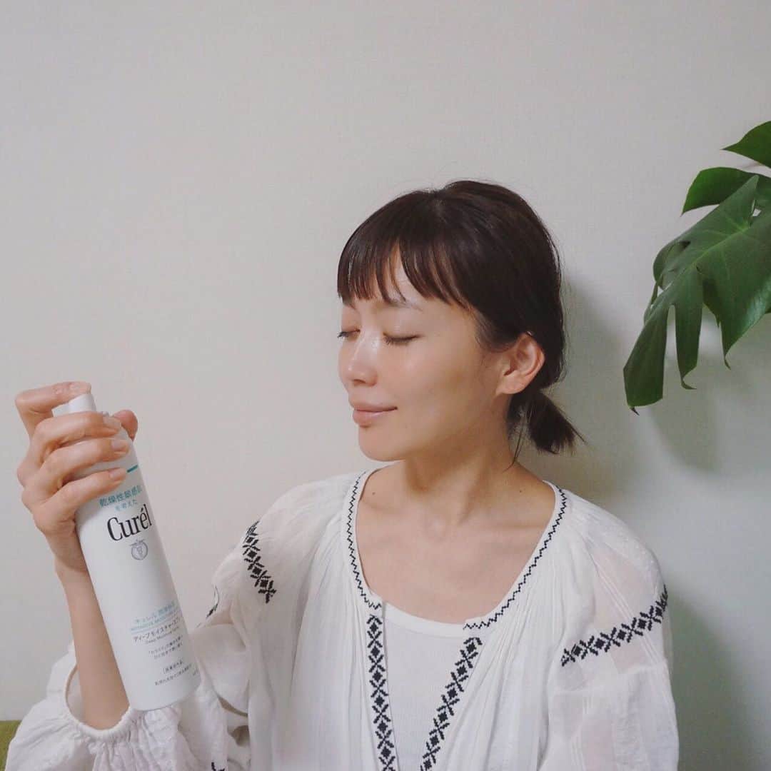 のインスタグラム：「. 乾燥に加えて、敏感肌の私。 寒暖の差でもヒリヒリ… お肌が不安定な時の救世主として、キュレルの化粧水は常備しています◊*ﾟ そのキュレルから、4／11に発売される、 "ディープモイスチャースプレー" をお試しさせていただきました😌 . 朝は洗顔後すぐにシュー！ 昼間は乾燥してるかな？と思ったらシュー！ 夜はお風呂あがりに、体を拭くより先にシュー！ そして寝る前にシュー！ セラミド機能成分が配合されているので、乾燥知らずです♡ シュッ(>_<)ではなく、 スプレーが本当に細かくて、シューと柔らかいのがお気に入り✧ . @mamatas 様にご招待いただいたキュレル新商品発表会では、なんと小田切ヒロさんがご登壇❣️ お顔だけでなく、耳やデコルテ、足、背中のケアについて、聞かせていただき、とても勉強になりました🥰 . . . @curel_official #キュレル#curel#PR#キュレルディープモイスチャースプレー#キュレルスプレー#セラミドケア#敏感肌#乾燥肌#スキンケア#乾燥性敏感肌」