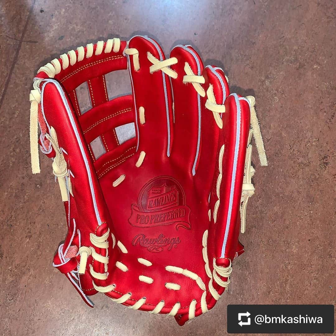 Rawlings Japanさんのインスタグラム写真 - (Rawlings JapanInstagram)「#Repost @bmkashiwa with @get_repost ・・・ . カスタムグラブ⚾️⚾️ 今年から学生対応でキャメルカラーがOK😊 なのでイメージチェンジ😁😁 Rオレンジ✖️キャメル‼️ 税込価格¥55.000円  #ベースマン#baseman#ベースマン柏#ベースマン柏支店 #ローリングス#rawlings #硬式グラブ#プロプリファード #外野手用 #BH8#Rオレンジ#✖️#キャメル#イメチェン#カスタム#パッチ交換#カラーパッチグラブ#少年野球#中学野球#高校野球#大学野球#社会人野球#プロ野球#草野球#硬式野球#軟式野球#野球#ソフトボール @rawlings_japan_llc」3月24日 15時19分 - rawlings_japan_llc