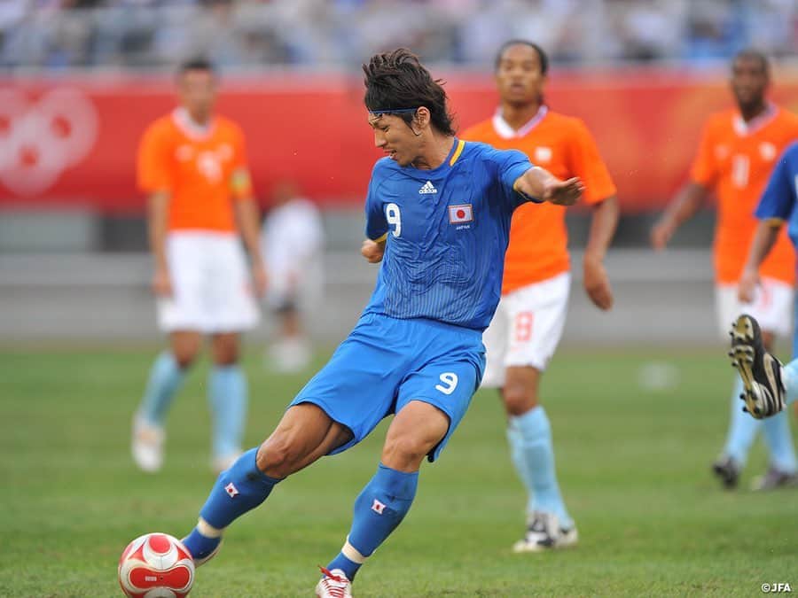 日本サッカー協会さんのインスタグラム写真 - (日本サッカー協会Instagram)「#李忠成 選手インタビュー🗣（#京都サンガFC ）JFA.jpにて公開中！ ・ JFA.jpでは【オリンピックへつなぐたすき】と題し、李忠成選手インタビューを公開しています。2008年の#北京オリンピック を経験し日本代表へ。当時を振り返ってもらいながら、オリンピックで得たことや感じた世界との差、そして現在のオリンピック代表候補に向けたエールなどを語ってもらいました。 ぜひご覧ください。 ・ 🏆2008年 北京オリンピック グループステージ 📅8.7　 0-1 アメリカ🇺🇸 📅8.10  1-2 ナイジェリア🇳🇬 📅8.13  0-1 オランダ🇳🇱 ・ メンバー GK #山本海人 #西川周作 DF #水本裕貴 #長友佑都 #森重真人 #安田理大 #内田篤人 #吉田麻也 MF #本田拓也 #谷口博之 #梶山陽平 #細貝萌 #本田圭佑 #香川真司 FW #豊田陽平 #李忠成 #岡崎慎司 #森本貴幸 ・ 監督 #反町康治 ・ #jfa #daihyo #u23日本代表」3月24日 15時27分 - japanfootballassociation