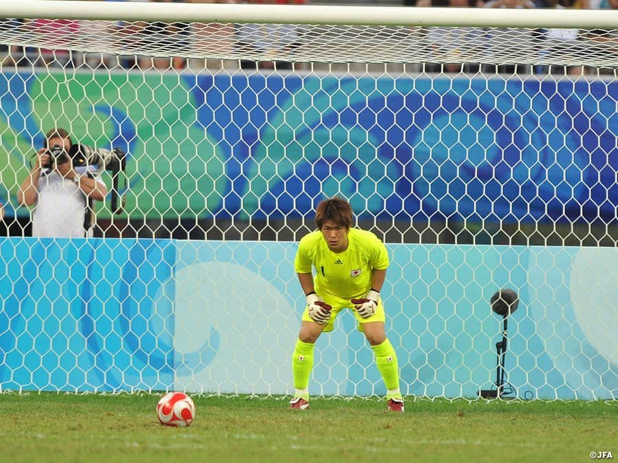 日本サッカー協会さんのインスタグラム写真 - (日本サッカー協会Instagram)「#李忠成 選手インタビュー🗣（#京都サンガFC ）JFA.jpにて公開中！ ・ JFA.jpでは【オリンピックへつなぐたすき】と題し、李忠成選手インタビューを公開しています。2008年の#北京オリンピック を経験し日本代表へ。当時を振り返ってもらいながら、オリンピックで得たことや感じた世界との差、そして現在のオリンピック代表候補に向けたエールなどを語ってもらいました。 ぜひご覧ください。 ・ 🏆2008年 北京オリンピック グループステージ 📅8.7　 0-1 アメリカ🇺🇸 📅8.10  1-2 ナイジェリア🇳🇬 📅8.13  0-1 オランダ🇳🇱 ・ メンバー GK #山本海人 #西川周作 DF #水本裕貴 #長友佑都 #森重真人 #安田理大 #内田篤人 #吉田麻也 MF #本田拓也 #谷口博之 #梶山陽平 #細貝萌 #本田圭佑 #香川真司 FW #豊田陽平 #李忠成 #岡崎慎司 #森本貴幸 ・ 監督 #反町康治 ・ #jfa #daihyo #u23日本代表」3月24日 15時27分 - japanfootballassociation