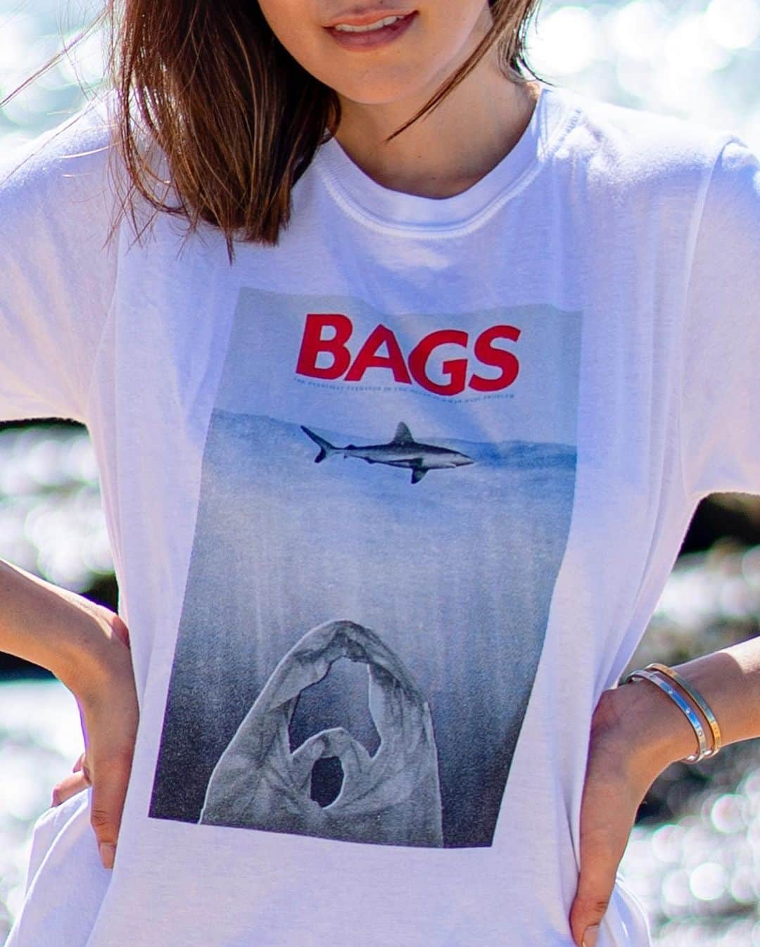 鮎河ナオミさんのインスタグラム写真 - (鮎河ナオミInstagram)「「それどこの？いいね！」と褒められる "BAGS" shark T-shirt🦈  海洋ごみの中でも特に深刻なのは海洋プラスチックごみですが、海洋汚染や漁業により、サメの数は世界中で急激に減少しています😢 "BAGS" shark T-shirtのプロフィットの15%はShark conservationへ寄付されるそうです🦈💙 . . . . . #shark #loveforsharksandocean #sharkconservation #hawaii #サメ #海洋汚染 #海 #ハワイ」3月24日 15時28分 - naomiayukawa