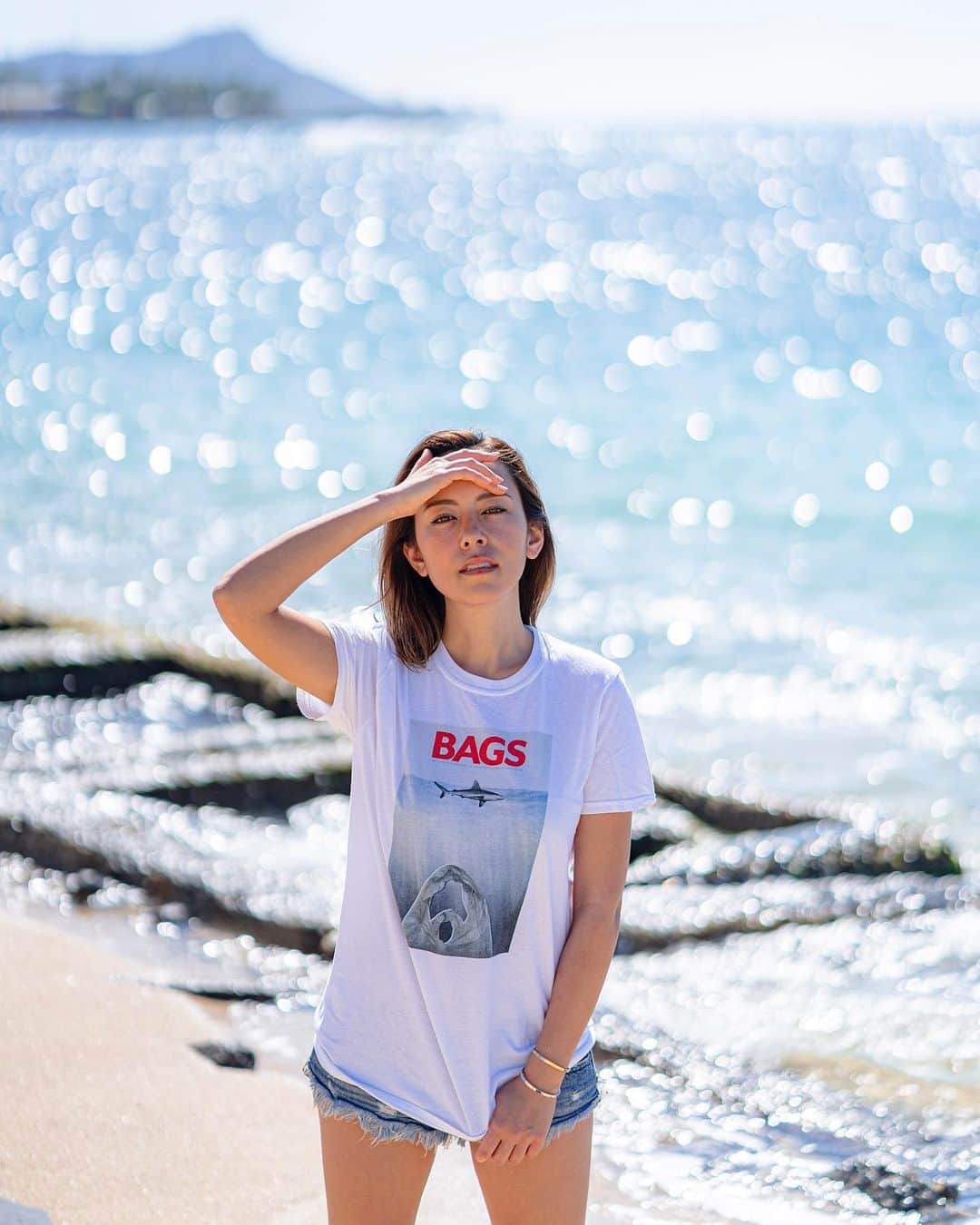 鮎河ナオミのインスタグラム：「「それどこの？いいね！」と褒められる "BAGS" shark T-shirt🦈  海洋ごみの中でも特に深刻なのは海洋プラスチックごみですが、海洋汚染や漁業により、サメの数は世界中で急激に減少しています😢 "BAGS" shark T-shirtのプロフィットの15%はShark conservationへ寄付されるそうです🦈💙 . . . . . #shark #loveforsharksandocean #sharkconservation #hawaii #サメ #海洋汚染 #海 #ハワイ」