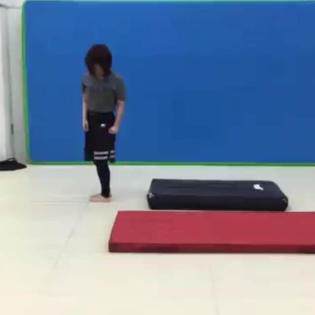 中島翔子のインスタグラム：「背面落ち(失敗) #AACSTUNTSGYM」