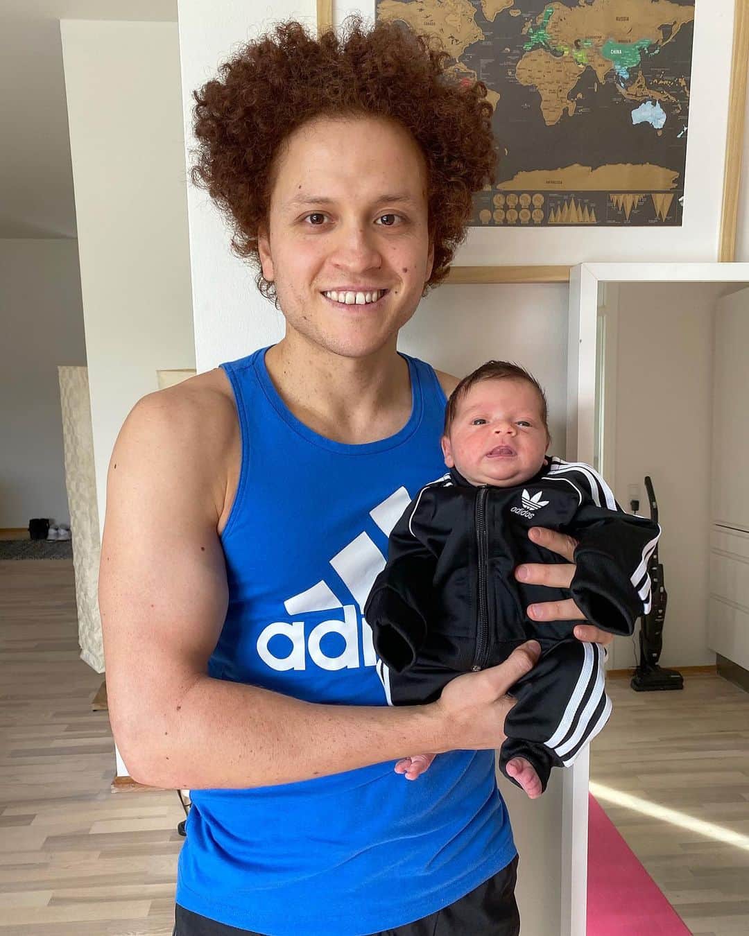 ムスタファ・アミニのインスタグラム：「Hey guys here’s a video of how I stay active at home during this time... I like to do body weight exercises for the full body. What’s your hometeam activity? make a video hashtag #hometeam and tag Adidas & me in it 😀💯🏠💪 #adidas #hometeam #stayhome #stayhealthy」