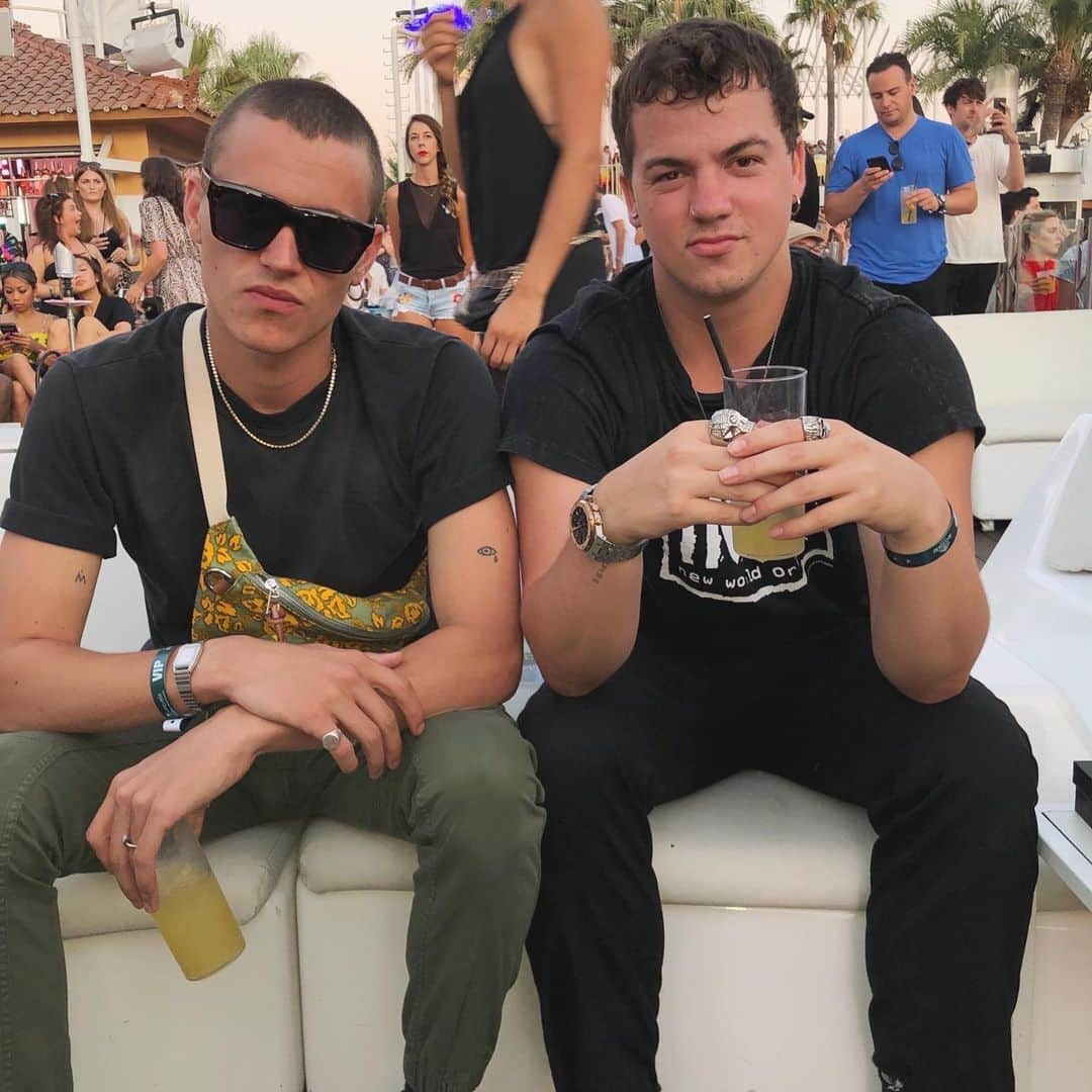 テイラー・カニフのインスタグラム：「Man being stuck inside sucks.... Missing my last ibiza trip right about now and day drinking with the kid @aron.piper ... what are you guys missing right now?」