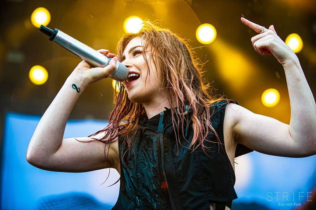 クリスシー・コスタンザさんのインスタグラム写真 - (クリスシー・コスタンザInstagram)「I’d give anything to be back at Rock am Ring in the pouring rain. 📷: Eva van Kuik」3月25日 1時04分 - chrissycostanza