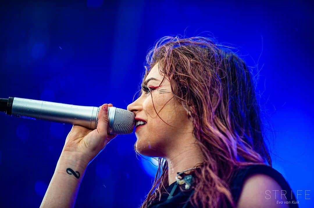 クリスシー・コスタンザさんのインスタグラム写真 - (クリスシー・コスタンザInstagram)「I’d give anything to be back at Rock am Ring in the pouring rain. 📷: Eva van Kuik」3月25日 1時04分 - chrissycostanza