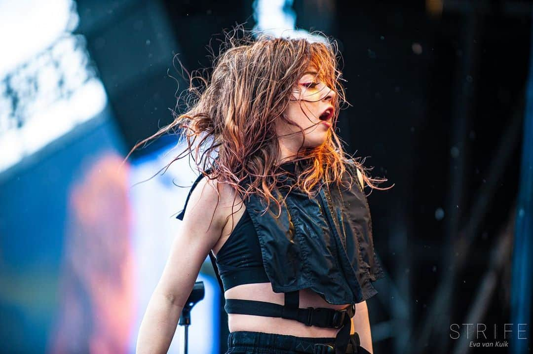 クリスシー・コスタンザさんのインスタグラム写真 - (クリスシー・コスタンザInstagram)「I’d give anything to be back at Rock am Ring in the pouring rain. 📷: Eva van Kuik」3月25日 1時04分 - chrissycostanza