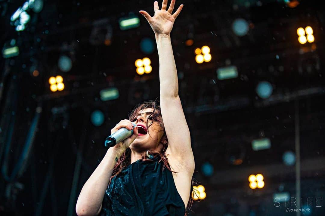 クリスシー・コスタンザさんのインスタグラム写真 - (クリスシー・コスタンザInstagram)「I’d give anything to be back at Rock am Ring in the pouring rain. 📷: Eva van Kuik」3月25日 1時04分 - chrissycostanza