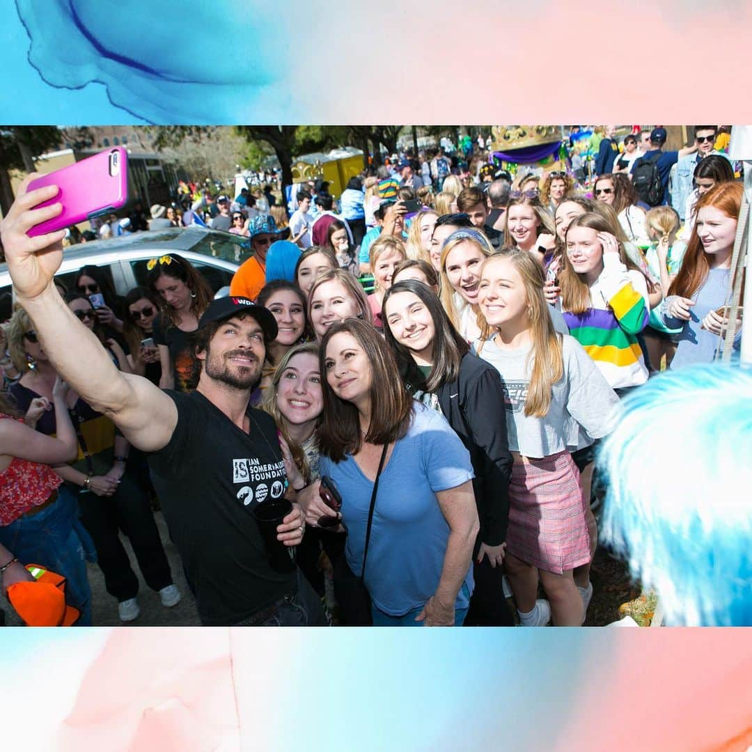 イアン・サマーホルダーさんのインスタグラム写真 - (イアン・サマーホルダーInstagram)「Thinking of less complicated days... THIS was my Sunday just a few short weeks ago at the #mardipaws2020 MardiPaws 2020 parade - @mardipawspresents -in my home town of Covington, Louisiana. A time when it wasn’t so scary to shake an elderly person’s hand so that they could let you know how proud of you they are... Getting to speak to my community standing in the street with a microphone talking to you all as my parents and family stood in the stands and on the street clapping, smiling, supporting and cheering me on was beyond special and I cherish the moment. The connection to home, that connection to community has stuck with me. It’s definitely the last time I’ve seen a group of people that happy together sharing an experience. Hopefully it’s not too far away that we get to come together again in large crowds smiling and happy people.  We will get back to living, to thriving but now with a much greater appreciation for fresh air, a friendly conversation and health. Not just for ourselves but for our world. Make no mistake, we are at war with a viral enemy. We are united. We’re all on the same side. For once. Imagine if we felt this caring all of the time... Now it’s time to practice social distancing and be prudent with our activities to STOP the spread of this virus. I can’t wait to see you the other side- until then, we have this technology. Spread kindness, compassion and good energy. People need it.  Thanks to Mayor Mark Johnson, everyone at the City of Covington, and all the participants and sponsors who went out of their way to make this such a special day for me and all the parade volunteers. A special thank you to the mastermind of it all, Denise Gutnisky for creating such special times for people to share. Your heart is boundless...」3月25日 1時14分 - iansomerhalder