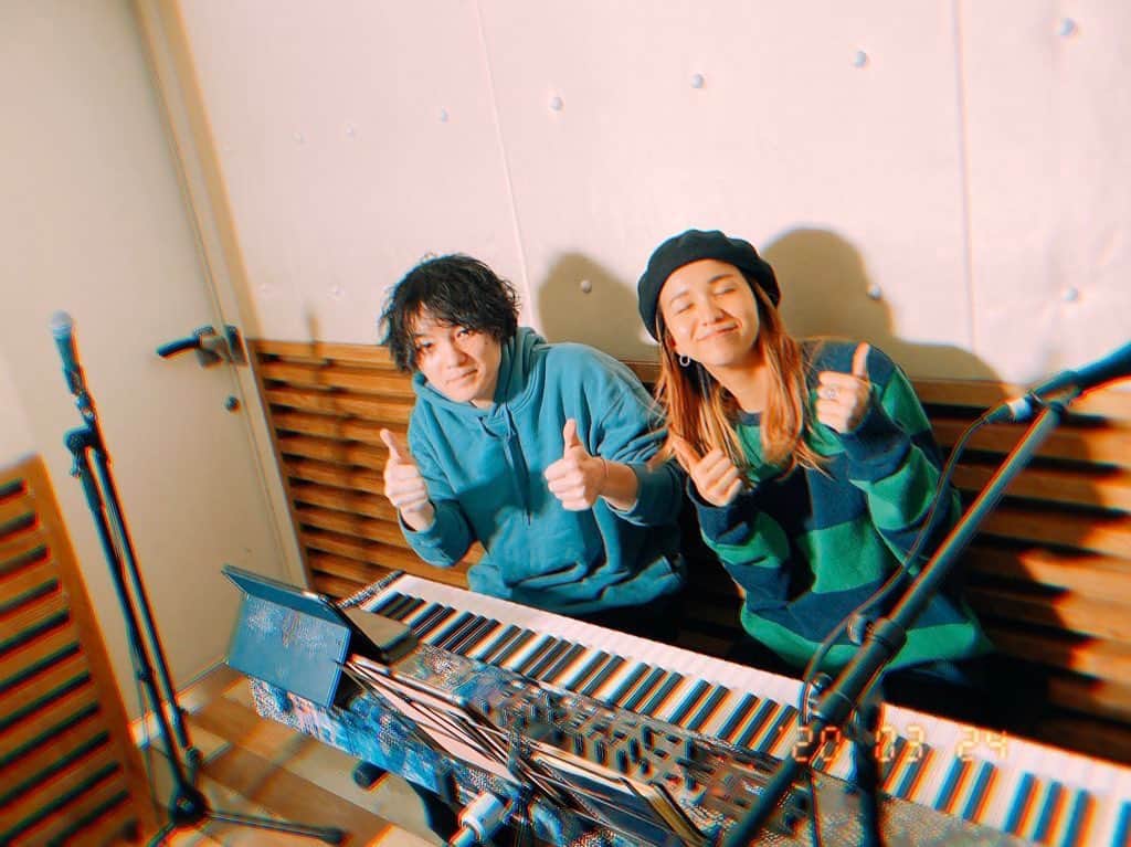 のインスタグラム：「#森スタグラム配信 第12回🗣 ・ トークテーマは「失恋」💔 ゲストのPLUE水川とああだこうだ喋りに喋って、お喋りな2人はやっぱり延長戦😂 ・ たくさんの失恋エピソード、送ってくれたみんな有難う。我々の失恋エピソードも赤裸々に。色んな経験をして、自分の心を豊かにしていこう🤘 ・ PLUEの「ラストシーン」と、クアイフの「snow traveler」をピアノ1本で。水川の歌声、やっぱいいな〜。 ・ ・ ・ #森スタグラム配信 #クアイフ #Qaijff #PLUE #ライブ配信 #配信 #live #talk #お喋り#singer #piano #ピアノ弾き語り #ピアノ #band #music #pop #rock」